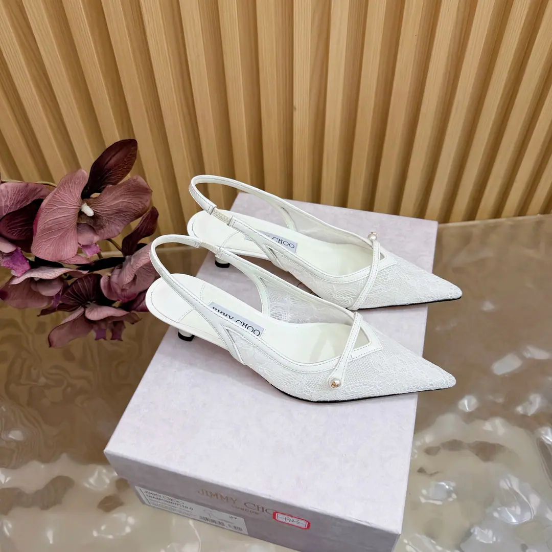 2026New paragraph 💜Jimmy ChooLace high heels. JCIt's a classic of the timeless. Simplified design‼️ A full cherub. It's a modencial and a relic. There's no combination of a flower-hungry layout. A very simple dress or jeans? It can be a pen with a little eye. I'll use the imported lace on the shoe. Import mixed sheep skin inside. Italian imports of cattle and skin He's tall.: 4.5cm Codes: 35-39（40/41Custom）
