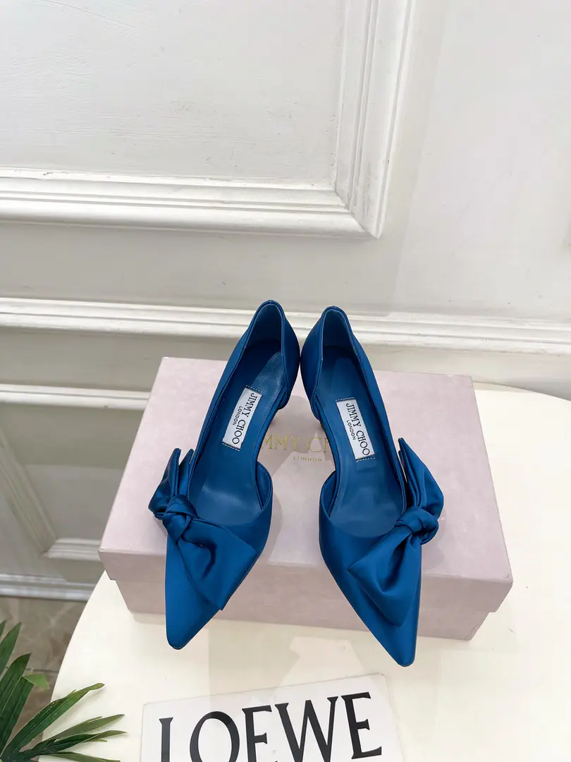 JimmyChoo Jimmy Chow. 26𝐬𝐬 ✨ 2026Autumn and winter brand new. The cabinet is up to date.JCThe pointy butterfly is tied up with his heels. BS- A gift. A super comfortable shoe with its feet., It's been a long time., The charm of fashion begins with the foot., ♪ I'm jealous of my eyes ♪, The sharp heels this year are more rosy., It's starting to lead fashion again., I'll take a look. ！ Shoe.: Original high custom silk Uchi.: Imports of sheep's skin Otsumi!: The original Italian is a big one. He's tall.: 7cm Size: 35~39（40.41I'll make sure I don't change it.） Plant price Numbering: 2608045