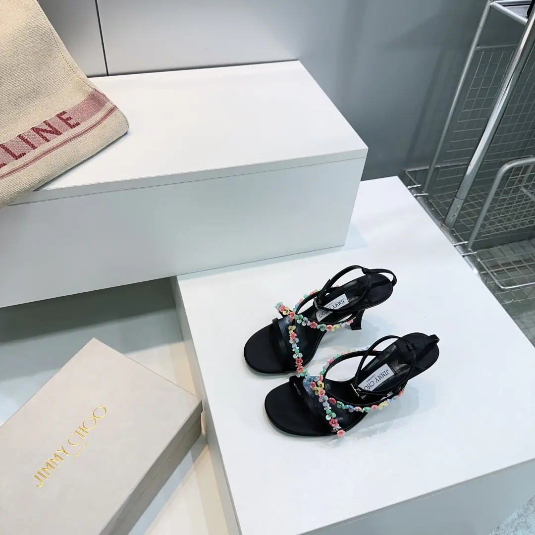 High quality out of the plant.！Top Quality🔥Jimmy ChooChow Yuji.26Spring and summer, a small flower with a high heels and sandals.！Salt is sweet.🔥Qingy-kyung sandals.！ Synchronize cabinets The upper foot is really beautiful., These shoes are all lightweight., It's quite good for air and comfort., Importing silk and mastery manual work., The rework made a superb beauty, both as a work and a daily one.OK I'm using a mixed-skin skin on my shoe. I'll put my foot on the skin inside./Importing silk silk. Italian imports are so colory. He's tall.:8.5cm Codes:35-42（40.41 42No change.） Prefixed packaging