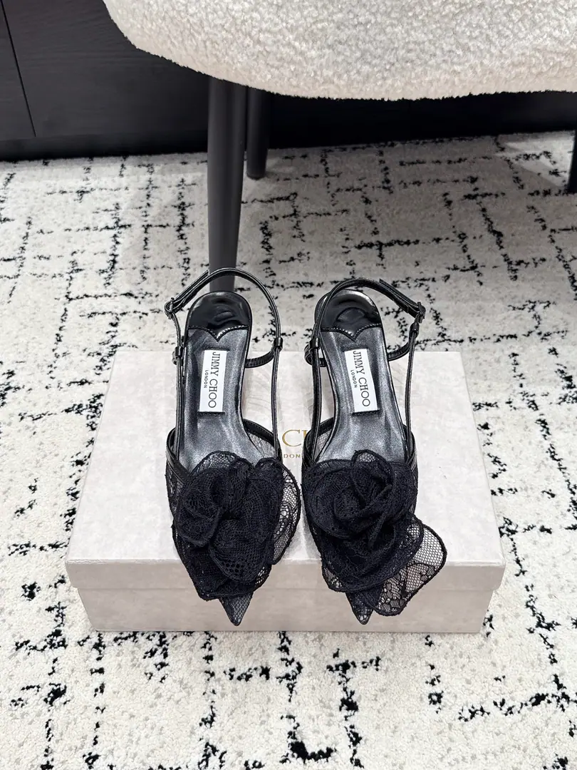 JimmyChoo Jimmy Chow. 26/Spring and summer brand new. Latest Lace Rose slippers. Lace high heels., Very sweet of lace.+Treading, The stylish 3-pollen flower is so elegantly romantic.✨. Xiao Gao's appointment5-7cm, Pull the legs., The back-air belt is more secure., It's easy to wear.. Weddings, whatever., Party is always a great dress., It's easy to get a sense of shape.💃. Jimmy ChooFamous for high-end custom and fashion design, It's a girl's shoe cabinet.！ ✔️Fabulous.: Original custom lace ✔️Uchi.: Lamb skin. ✔️Otsumi!: That's a big one. ✔️He's tall.: 4.5/6.5cm ✔️Size: 35-41（40 41Do it.）