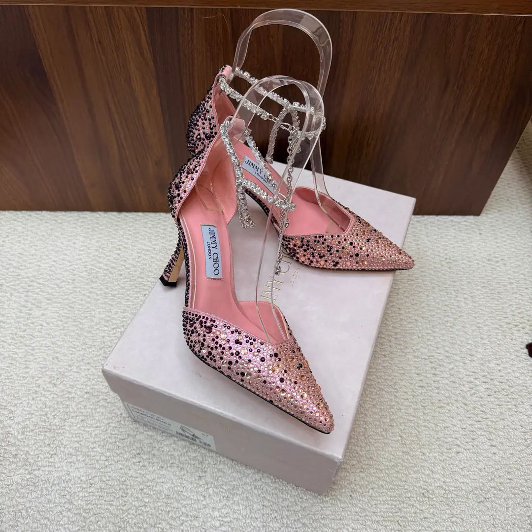 New exclusive. 💜Jimmy Choo/Jimmy Chow's heavy-handed, high-head and chain-high-hide sandals. Super-crystal shoes. It's so beautiful that it can't be seen. Shoes are very nice. It's not too narrow. There's plenty of room inside. Toes can relax enough. The water is drilled in the back of its feet and radians are charming. It's beautiful. ♪ The spirits of the world ♪ It's gorgeous and not exaggerating.！！ The fabric is drilled with imported surfaces The insides are all imported sheep's skin. CustomAA class of Italian skin. （Note-based custom is not changed） He's tall.: 9cm Size: 35-39（40/41/42Custom）