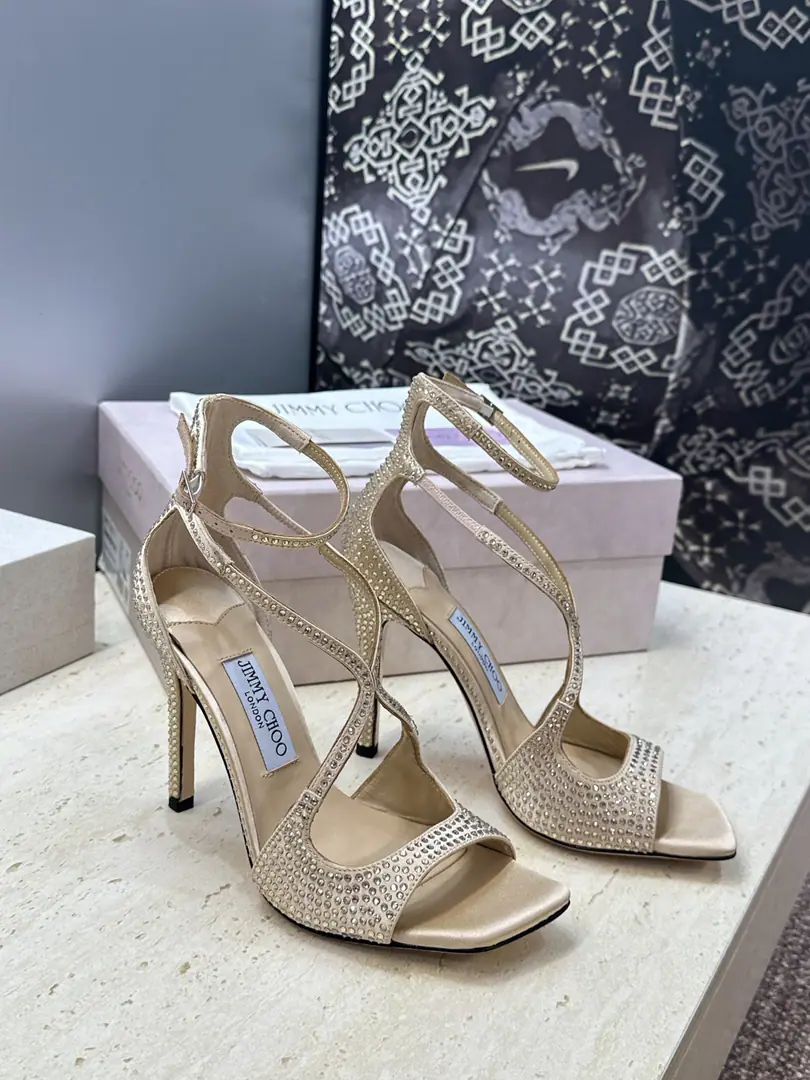 Plant prices Chow Yuji.Jimmy Choo 2026Spring and summer, the twilight water is a twig of jelly and cross-shoes. Jimmy Chow.JCLetterlogo High-hee fish with bare sandals. Material:The shoes are for sheep, skin is for Australian water.+In the skin of the sheep.+Italy is a big-ass country. He's tall.: 10.5CM Codes: 35-39（40.41.42Custom without re-offer)