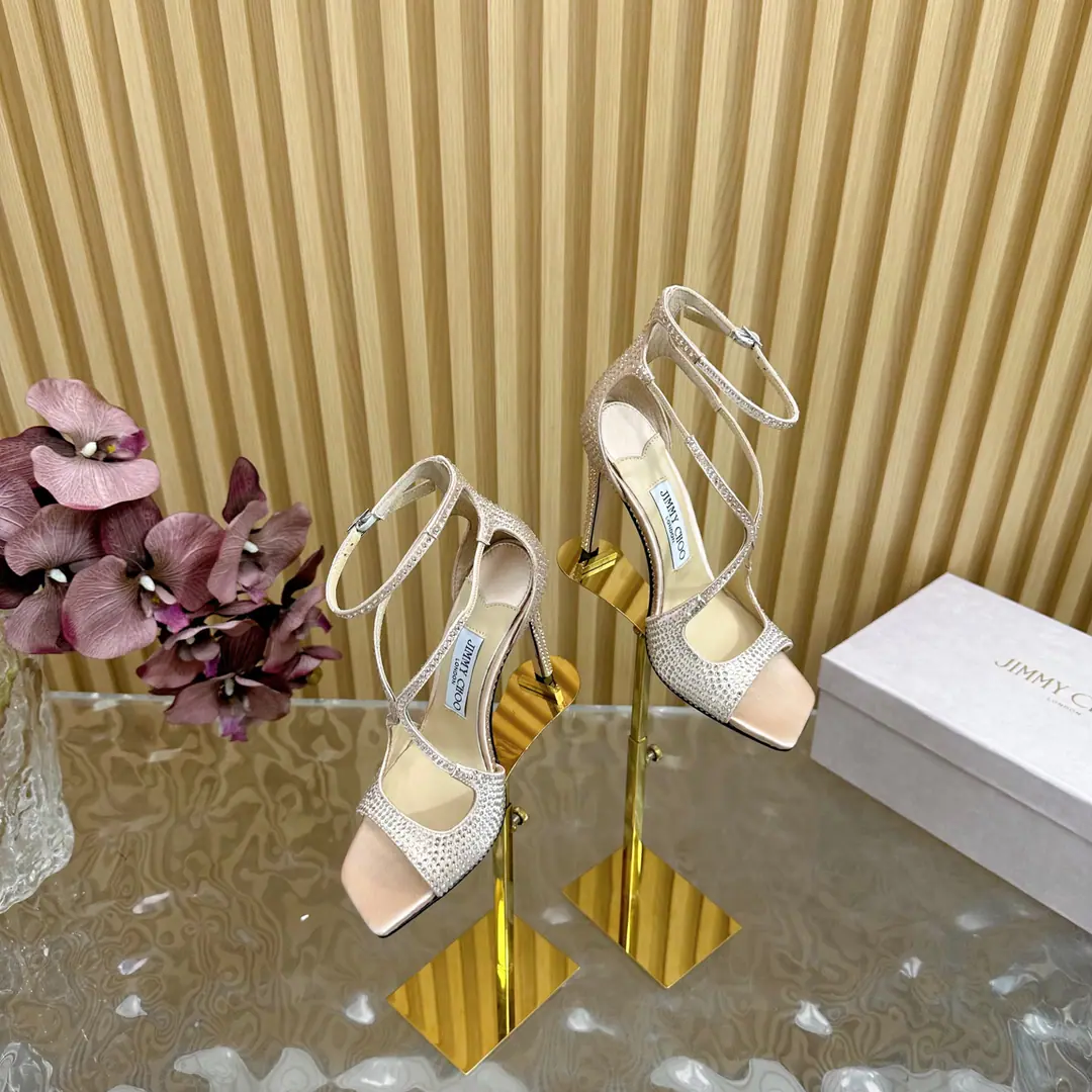 The first edition of the market exclusive high. 2025New Colour Jimmy ChooMorten's shoe., The street tap.SAECrystal chains, heels. Trailer Series Fancy scalding diamond. - The rainbows. （The whole shoe is schwarochian.）Personal sandals., 99％ A unique individual., Add1%It's a great inspiration., It's full of movies., You'll be a big piece in seconds.. Light it up., Show off., Romantic writing is ready., Lighten up your good mood.. ➰Heel is a man-made drill., Original custom-made crystal drilling necklace embedded in secret, Weave the starlight screens. Fabulous.: It's a very high-quality silk drill. Inner: - Good little sheep. Otsumi!: Italy IIIATier cattle skin. He's tall.: 10cm Codes: 35－39 （40, 41, 42 I'll make sure I don't change it.）