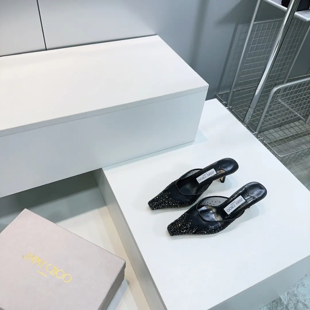 High quality out of the plant.！Top Quality🔥Jimmy Choo｜Chow Yuji.26Spring and summer, the netting is hot with the panda and the slippers.！JcThe classic crystal-hot-cut-net-gauge heel.🔥 A super-sink.！It's so beautiful that it's suffocating. The super-fascinating Schwartz Crystal Drizzle. bling blingDrip... The super-bigmous woman of feet.✔️ Use import netting on the shoe./Schwartz's Crystal Drilling. The shoe face is burnt with the original net veil. I'll put my feet on the back of my head. Italian imports of cattle and skin He's tall.:5.5cm Codes:35-42（ 40/41/42No change.） Prefixed packaging