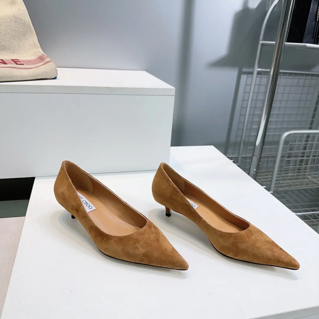 High quality out of the plant.！Top Quality🔥 Jimmy choo26The latest squirt and pointy heels.！ Synchronize cabinets Master's skill Comfortable and leisure. Sweet. ！ It's easy to be satisfied without a solution. blingbling ♪ And face down to the graceful breath of grace ♪, It's simple and elegant and not vulgar.！ Shoes are very trimmed., The line is so high-profile., The upper foot is delicate and old., A pair of shallow shoes anyone needs., The tender white milk is full.！ The shoe face is mixed with imported sheep skin./- Oh, Pete. I'll put my feet in the back. Italian imports are so colory. He's tall.:3.5cm Codes:35-42（40 41 42No change.） Prefixed packaging