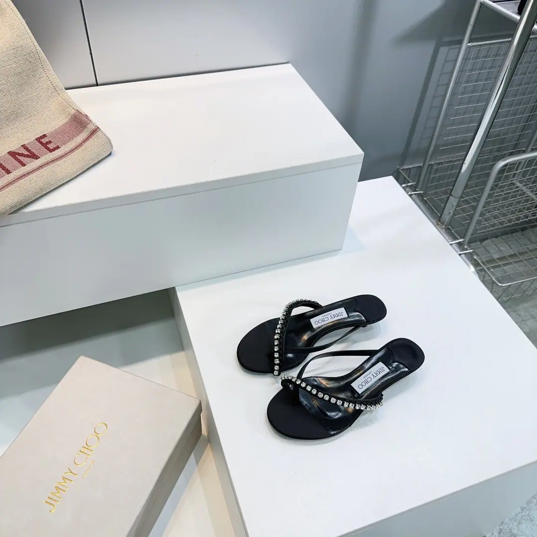 High quality out of the plant.！Top Quality🔥Jimmy ChooChow Yuji.26Spring and summer silk and crystals and sandals.！ Synchronize cabinets No sunshine is so beautiful., These shoes are all lightweight., It's quite good for air and comfort., Importing silk and mastery manual work., The rework made a superb beauty, both as a work and a daily one.OK I'm using a mixed-skin skin on my shoe./Import Czech drills I'll put my foot on the skin inside./Importing silk silk. Italian imports are so colory. He's tall.:3.5cm Codes:35-42（40.41 42No change.） Prefixed packaging