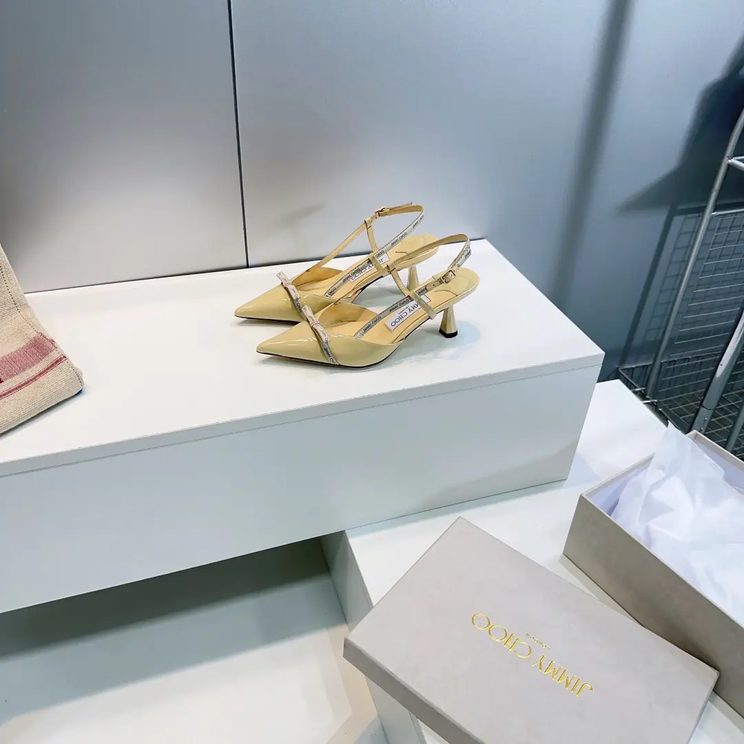 High quality out of the plant.！Top Quality🔥Jimmy Choo 26Spring and summer, the new bow.logoThe stubble is empty and old. The heavy process is so fine with the heels. 🍷 Synchronize cabinets Master's skill Comfortable and leisure. Sweet. It's easy to be satisfied without a solution. blingbling ♪ And face down to the graceful breath of grace ♪, ♪ Bright isn't so vulgar ♪！Shoes are very trimmed., The line is so high-profile., The upper foot is delicate and old.！ The shoes are covered in soft paint. I'll put my foot on the skin inside. Italian imports are so thick. He's tall.:NYO6.5cm Codes:35-42（40 41 42Make a no-refund order.） Prefixed packaging