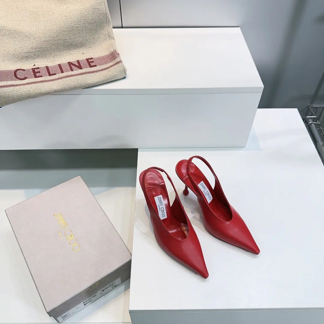 High quality out of the plant.！Top Quality🔥 Jimmy choo26The latest fashion is a simple high-end, sharp-headed, empty sandals. ！ Synchronize cabinets Master's skill Comfortable and leisure. Sweet. ！ It's easy to be satisfied without a solution. blingbling ♪ And face down to the graceful breath of grace ♪, ♪ Bright isn't so vulgar ♪！ Shoes are very trimmed., The line is so high-profile., The upper foot is delicate and old., A pair of shallow shoes anyone needs., The tender white milk is full.！ The shoe face is mixed with imported sheep skin. I'll put my feet in the back. Italian imports are so colory. He's tall.:10cm Codes:35-42（40 41 41No change.） Prefixed packaging