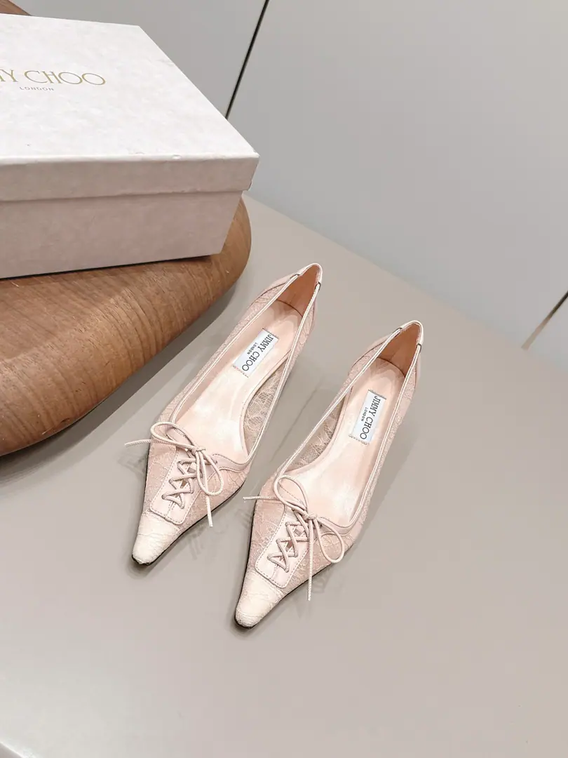 Get out of the factory.: 《Unique top version》 JIMMY CHOO-26vsSpring and summer fashion new shoe series… 【Pointy lace shoes.】 Original Top Croak, ♪ And I'll give it to you ♪⚠️It's a great fashion.～ The new one is the only one., It's definitely making you unique.☀☀ The whole line is super fluid., Stretch your legs., The upper foot is super comfortable., Very creative design., And it's very advanced.…… ❶Fabulous.: Original customized sheep skin/Lacey. ❷Uchi.: Original customized sheep skin ❸Otsumi!: The original custom is really big. ❹Heel.: 6cm ❺Packaging: Original package ❻Codes: 35-39（40.Custom without re-offer） ☀Colours: Official Synchronization Update