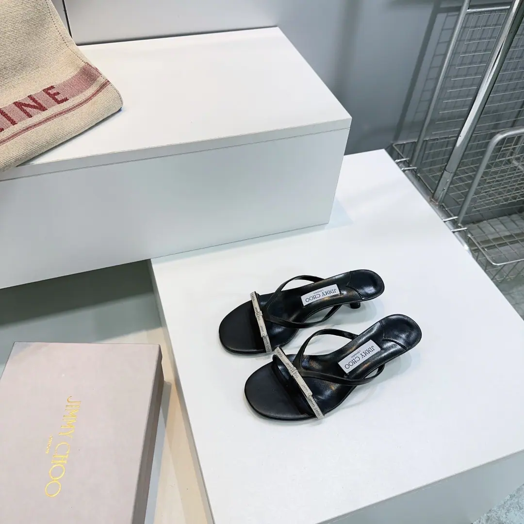 High quality out of the plant.！Top Quality🔥Jimmy Choo 26Spring and summer, a simple bow.logoWeasels and slippers.！Heavy procession to small heels.🍷 Synchronize cabinets Master's skill Comfortable and leisure. Sweet. It's easy to be satisfied without a solution. blingbling ♪ And face down to the graceful breath of grace ♪, ♪ Bright isn't so vulgar ♪！Shoes are very trimmed., The line is so high-profile., The upper foot is delicate and old.！ The shoe face is mixed with imported sheep skin. I'll put my foot on the skin inside. Italian imports are so colory. He's tall.:NYO4.5cm Codes:35-42（40 41 42Make a no-refund order.） Prefixed packaging