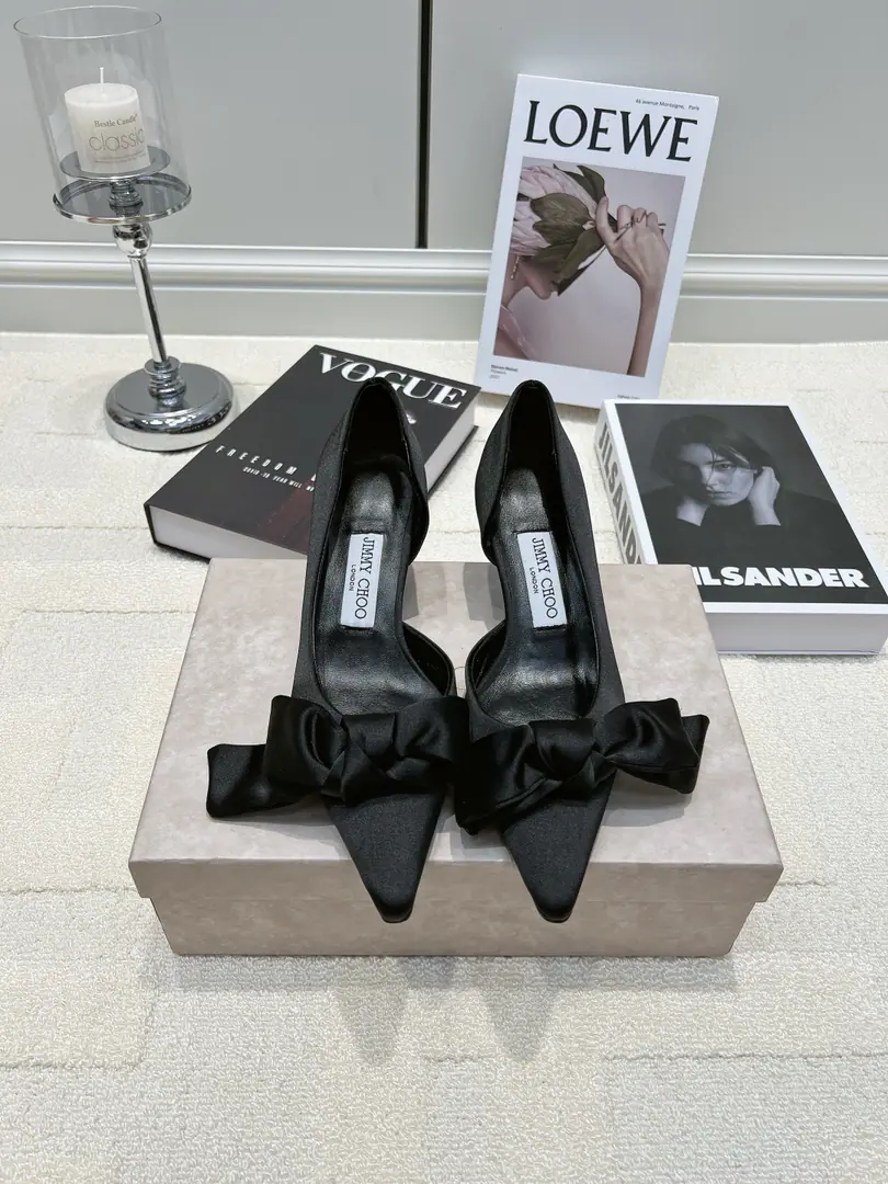 G Jimmy Choo The classic black-faced butterfly with its stumpy head and heels.26ss The shoe cabinet must have a black heel.！The classic black surface is high and deep., The dumbness is not cheap at all., The senior sister is so full of spirits.. A sharp front page., Visually, it extends the leg line indefinitely., Seconds grow into legs.. The side is cut to the left., It's a very thin one.. The big shoehead, the bow bow., Sweet balance., The middle and the sharpest., And a graceful and accelerator.. There's no alternative to the whole thing.！Dinner party., A bar-room bar., Date, You're a good-looking man.holdStay.. Black fits all the dresses., The dress., - A suit., Low-end advanced, The atmosphere is calm.. ▪Shoe.: It's silky. ▪Foot.: Watered sheep skin. ▪Otsumi!: That's a big one. ▪Codes: 35-39（40We'll do it.）