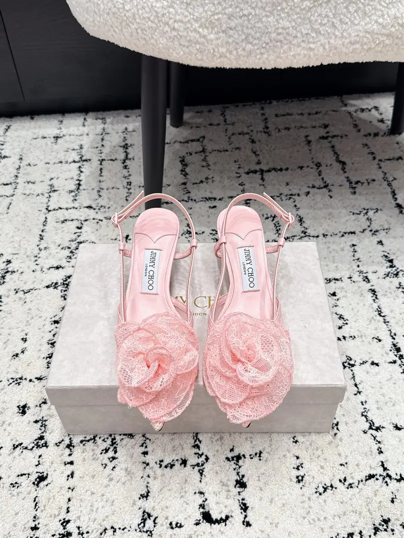 JimmyChoo Jimmy Chow. 26/Spring and summer brand new. Latest Lace Rose slippers. Lace high heels., Very sweet of lace.+Treading, The stylish 3-pollen flower is so elegantly romantic.✨. Xiao Gao's appointment5-7cm, Pull the legs., The back-air belt is more secure., It's easy to wear.. Weddings, whatever., Party is always a great dress., It's easy to get a sense of shape.💃. Jimmy ChooFamous for high-end custom and fashion design, It's a girl's shoe cabinet.！ ✔️Fabulous.: Original custom lace ✔️Uchi.: Lamb skin. ✔️Otsumi!: That's a big one. ✔️He's tall.: 4.5/6.5cm ✔️Size: 35-41（40 41Do it.）