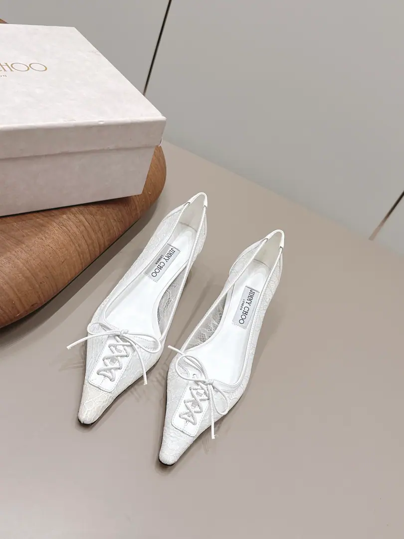 Get out of the factory.: 《Unique top version》 JIMMY CHOO-26vsSpring and summer fashion new shoe series… 【Pointy lace shoes.】 Original Top Croak, ♪ And I'll give it to you ♪⚠️It's a great fashion.～ The new one is the only one., It's definitely making you unique.☀☀ The whole line is super fluid., Stretch your legs., The upper foot is super comfortable., Very creative design., And it's very advanced.…… ❶Fabulous.: Original customized sheep skin/Lacey. ❷Uchi.: Original customized sheep skin ❸Otsumi!: The original custom is really big. ❹Heel.: 6cm ❺Packaging: Original package ❻Codes: 35-39（40.Custom without re-offer） ☀Colours: Official Synchronization Update