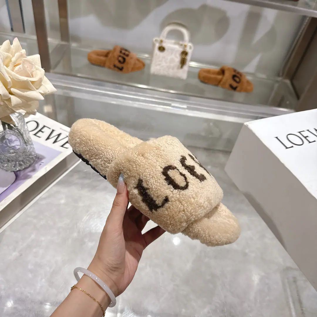 Plant price LOEWEThe classic autumn and winter letters, hairy slippers.💗 Too many shoes this season. It's so cute to be able to get out of my way.～ The fur is a European import.ATijuana. We'll be as full as we've been. All of them with pure wool, not a man-made hair.！ We chose the same version as the original.TPUMaterial The film is skating and skating.！！ Codes: 35-40 （41）Do it.