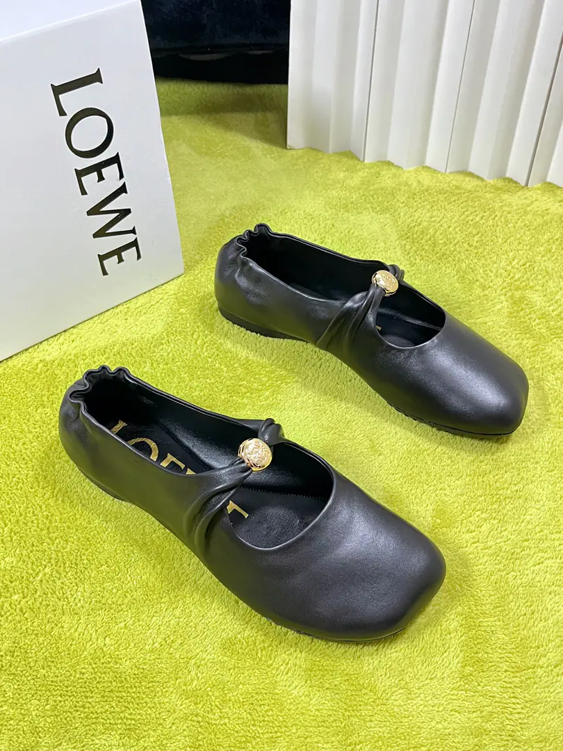 LOEWE Super soft-ass, same-skinned ballerina shoes. This one.Pebble Soft It's a elegant combination of ballet soles and moller's shoes., The motten air of the first autumn was made of super soft sheep., I got a shoe on the bottom. Anagram Letters are smooth. Soft Napa skins and shoes., It's backed by a very simple structure., Make a two-foot naked experience., I'll let you walk all day. Easy., A nice pair of flat shoes.. It's easy to bend., I'll try the size myself.: 37/The flesh of the feet., It's not even a touch of taste., Squeeze., It's a very leg-sensitive crowd.（I couldn't wear a little foot-shoe myself.） Shoe.: Lamb skin. Uchi.: Lamb skin. Otsumi!: Original customised flower stripes Codes: 35-42（40.41.42Custom without re-offer）