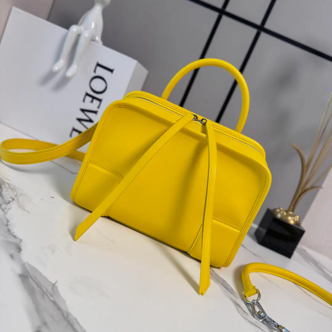 LO℮w℮🌟The little one is soft. Cow leather.Amazona Handbag. Reconstruct.LThe family legend bag., Shows the outline of leisure, A single top handler.. Open design for handbags, Main partition is fixed with hidden buttons. Match🉑Disassemble shoulder belts and slanted back belts, Make a practical style.. This small version is made of soft cow leather.. *Three ways to carry it.*Shorthand., 🉑♪ Break your shoulder and slash ♪ Back belt.*The zipper is tied to two leather zippers.*Two layers., Main partitions open with magnets.*Internal flat pockets*LeftDRings Customise*In the furded liner.LOE*WEHot gold or hot silver., Double LThe stamped branding.🌟 size:24.5*10*18.5CM Model: 262552
