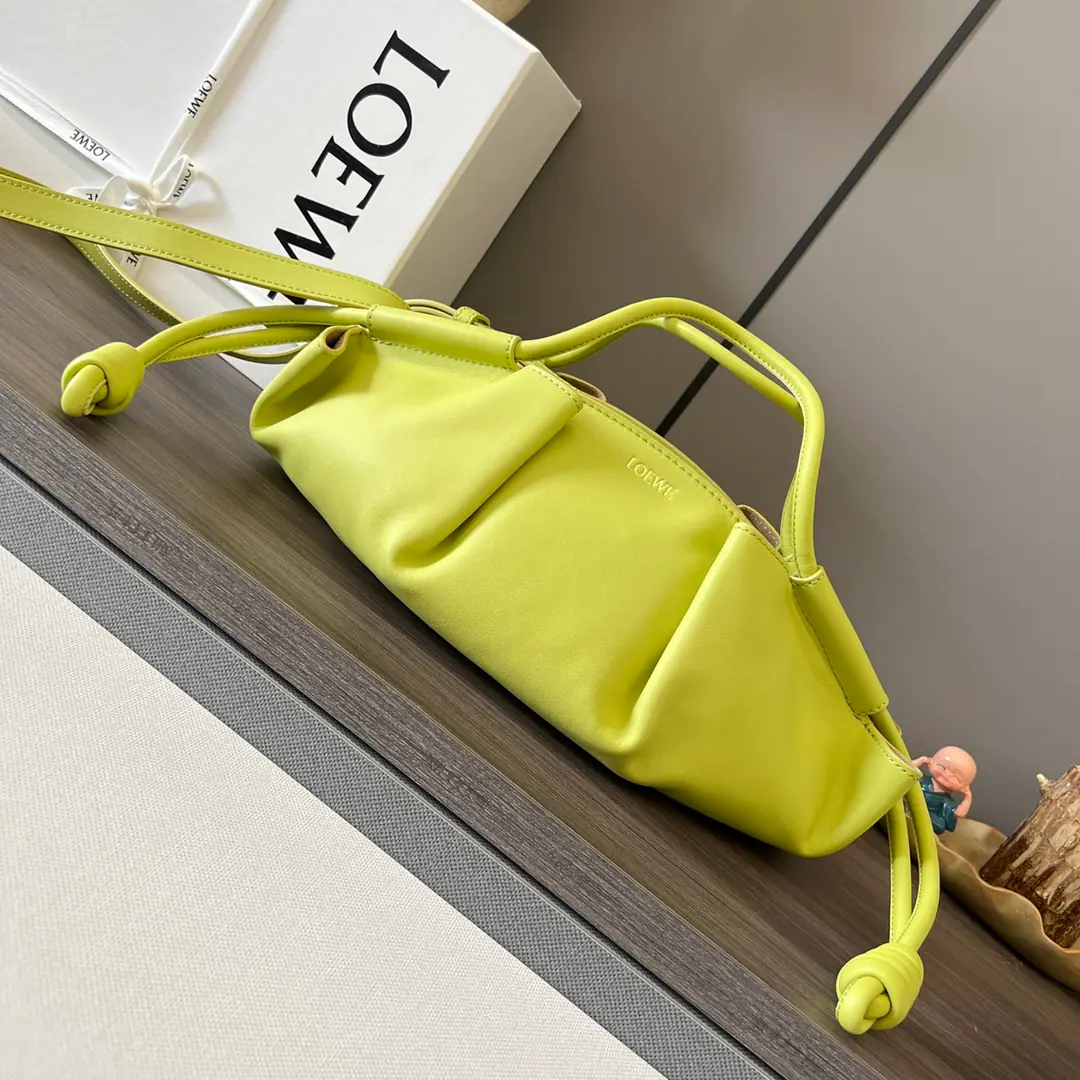 𝑳Home.🌟New subcolonPaseoThe dumpling bag. You're a good worker.🆕A simple contours., The hand is through the bag., It brought with it a unique, soft and super light compound.. This small size is made of shiny napa cow leather.. *Hands or shoulders.*Dismantled and modifiable sundries*Top invisible zipper.*In the gold-velved leather liner.*Loe*weHot gold.. size:35*11.5*21cm Model: 062247（Small）