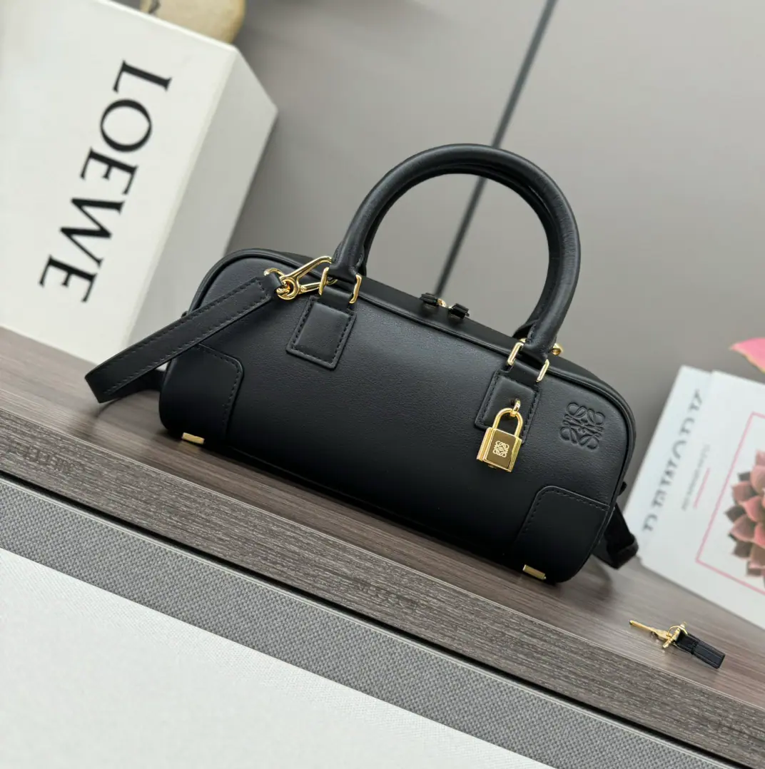 LO℮w℮🌟New paragraph Mini-Man. Amazona 23 Cropped Handbag. *bowling bag.🎳Newest Size🆕 Born in1975AgeAmazonaThe handbag is re-formed to the length of the stick., Pertinent markerityAmazonaMarking, This version is made of Napa cattle leather.*A small lock is attached as a new icon🔒To match modern lifestyles that electronic devices often store in packages*And it's designed to be updated to double zipper., Open and close easily*Details of the leather handle and the Cape of the Gu.*🉑️Slash🉑️♪ Shoulder ♪🉑️Hands. *A little bun is showing up like a school of fancy.. Model: 062417 Size:23*10*11CM