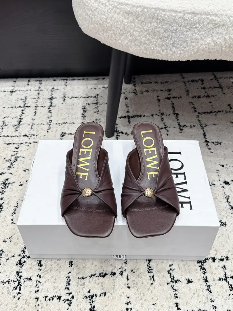 LOEWE Loi Yi Wai. 26/ Spring and summer. Personally wrinkled heels. Cats and sandals. The crazy grass is a little more clean and elegant., ♪ To keep you alive ♪ And the color is pretty., The upper foot is full of gas., He's so handsome and handsome. ✔️Fabulous.: Bullskins. ✔️Uchi.: Lamb skin. ✔️Otsumi!: Italy is a big-ass country. ✔️He's tall.: 4.5cm ✔️Size: 35-41（40.41I'll make sure I don't change it.）