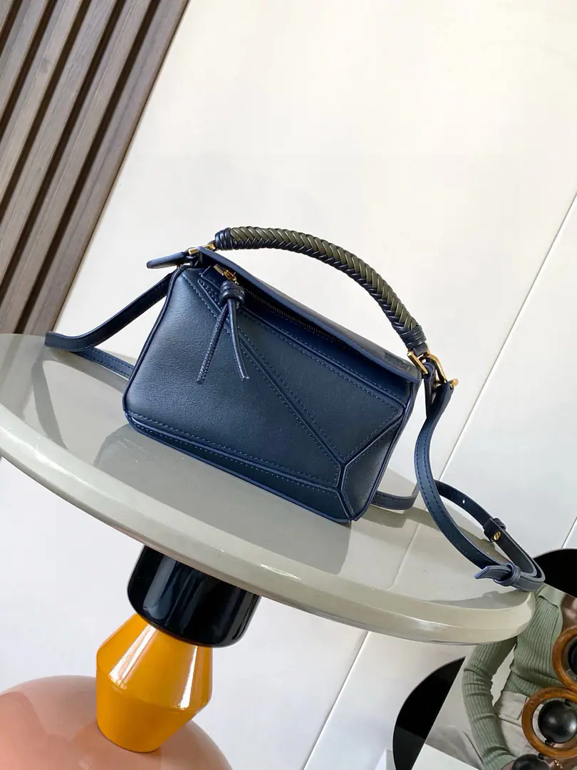 🔥New paragraph weaving handkerchiefs🔥Mini-soft cow leather.Puzzle The bag is for Creative Director Jonathan.．Anderson.( Jonathan Anderson ）🔥First handbags launched👜The shape of the rectangular body and the precise cutting technique have been created. Puzzle Unique Geometric Lines🎀This small version is made of soft cow leather.🧸It's a combination of unique knitting handkerchiefs.. ＊This little one. Puzzle A bag can hold a big wallet like that.👛All-sized cell phones and sunglasses.🕶♪ And I can't bear ♪, Slash, Handheld or handheld😻Disableable resonable sundries＊- We're going to pull the chain.🖤Bull leather zipper.🔗External zipper back pocket and an internal plug bag.＊Customize with shoulder belts and personal tweaks＊In the furded liner.＊ Anagram Ballast🛍️ Dimensions: 18cm～12.5cm～8cm Paragraph: 9097