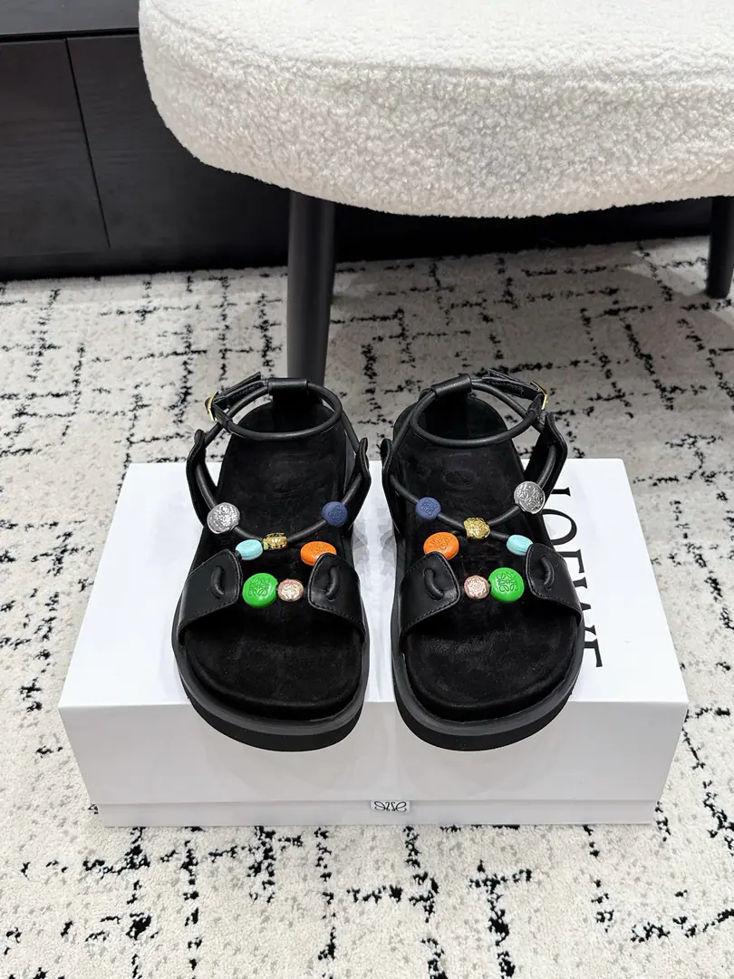 LOEWE Loi Yi Wai. 26/ Spring and summer. Straps with thick sandals. It's a summer-time thing.LOEWE- Slurp-down sandals., I'm gonna put a little bit of art and comfort in it.. It's designed to carry the snug properties., The colored buttons on the shoe face are the brightest of the whole pair of shoes., Like putting a color palette on your feet., Every one of them is a little bit of a little bit of a little bit of a little bit of a little bit of a little bit of a little bit of a little bit of a little bit of a little bit of a little bit of a little bit of a little bit of a little bit of a little bit of a little bit of a little bit of a little bit of a little bit of a little bit of a little bit of a little bit of a little bit of a little bit of a little bit of a little bit of a little bit of a little bit of a..., Bring your own recognition., Just keep going back on the road.. It's not just a simple or a personal thing., It's a good way to be a little more colorful., It's the brightest thing in the shape.. The strapped design is fit to the foot., Don't be afraid to fall., Daily commute, I'm out shopping., It's all right for a beach vacation., Comfortable and comfortable.. ✔️Fabulous.: Bullskins. ✔️Uchi.: Lamb skin. ✔️Otsumi!: The rubber floor. ✔️Size: 35-40（40Do it.）