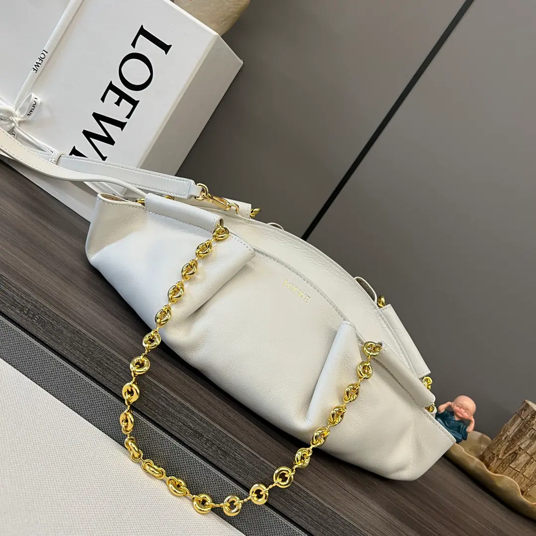𝑳Home.🌟New little cattle leather belt chain.⛓️PaseoHandbag. You're a good worker.🆕A simple contours., It brought with it a unique, soft and super light compound.🌟The chain of arms is made of a shiny napa leather., And with extra leather tape.. Hands or shoulders.*Dismantled and modifiable leather sundries*Top invisible zipper.*In the gold-velved leather liner.*Loe*weHot gold.. size:35*11.5*21cm Model: 062247Chain clause