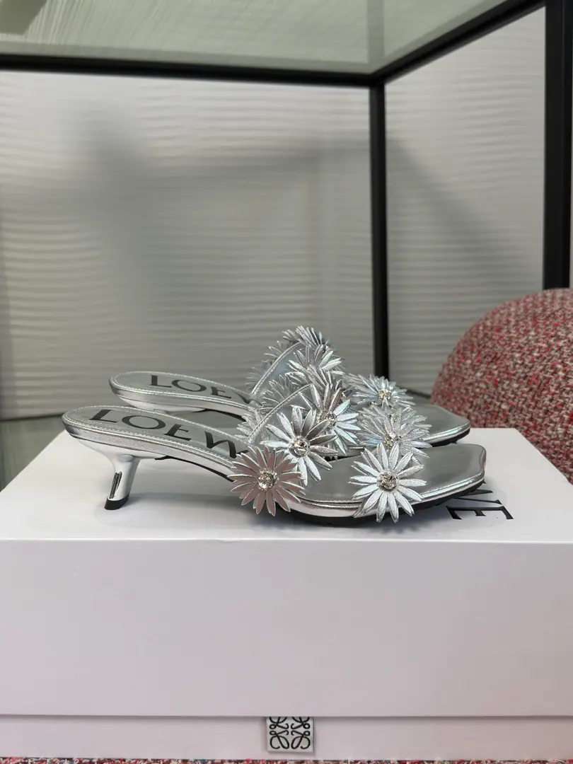 Top Version LOEWE Loi Yi Wai. 2026 Summer New Money Square The water drill. Cats and... Shoes. This is...LoeweThe brand's white daisies decorated with a cool tow., Designed with the iconic 3D flower and water drilling dots, It's a very well-known fashion stand-up for summer.. Shoes are smooth leather material., Two rows of fine white daisies., The flower is inflamed with a bright water drill., It's a little more than a little bit of a branding., It's perfect for a dress or a vacation.. Fabulous.: Import of sheep skin Uchi./Foot.: Import of sheep skin Shoes under the sole.: The original model of the rubber floor. Size: 35-41（40 41I'll make sure I don't change it.）
