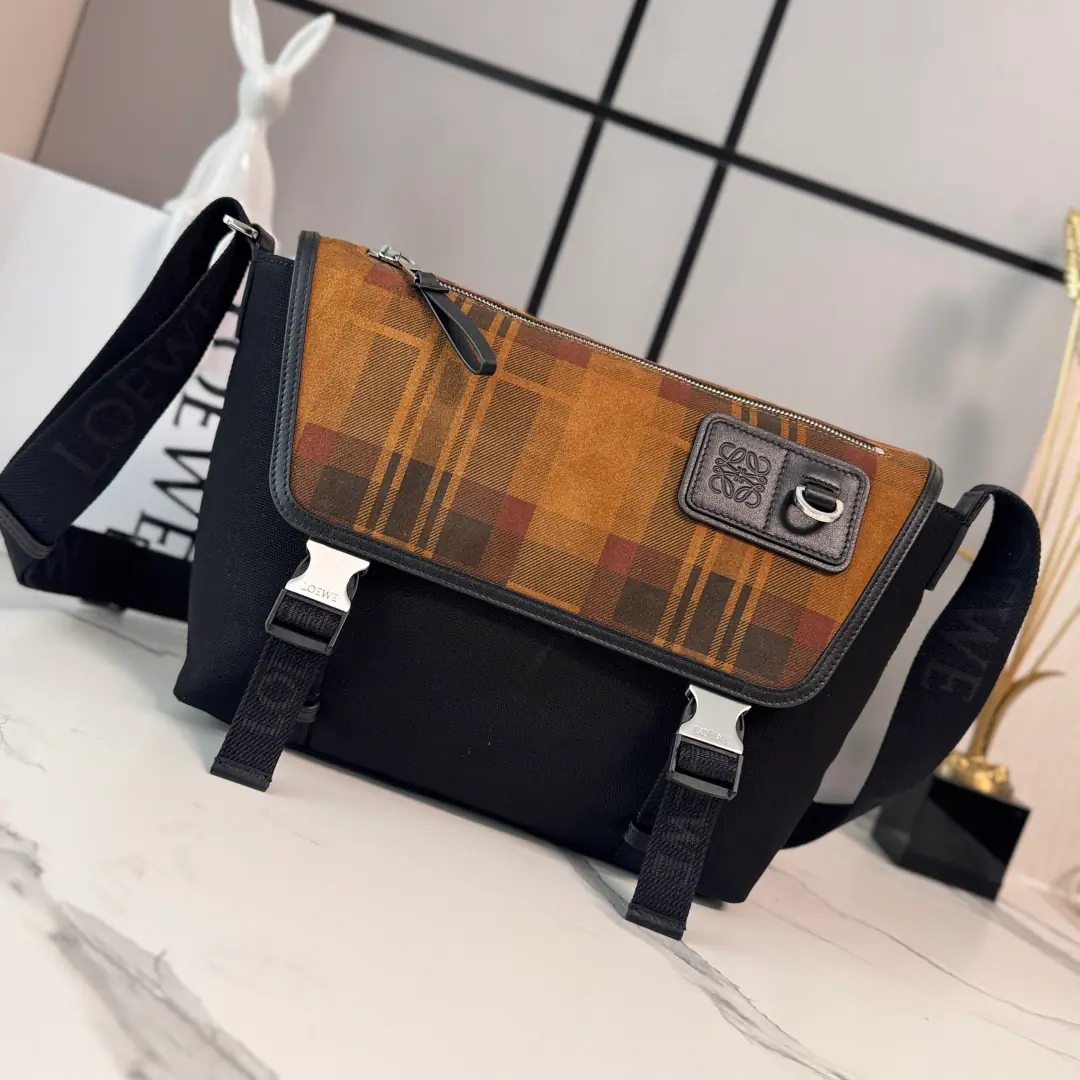 L⊚℮w℮🌟 High Quality （All steel hardware.）New paragraph🆕Medium canvas and milled fume.FlexMailman's bag. Use ladder caps, It's a fine sports style detail.. The medium version is made of cotton canvas and grit-printed millenium.*🉑Fire!13Inches of laptops*Shoulder or slash*AdjustableLO**EWEWeaving*Press button overlid.*A zipper in front of the bag., A new magnetate.*A zipper bag.*nylon line.*Anagram The barbarism is matched by...DCircle. Model: 822513（All steel hardware.）