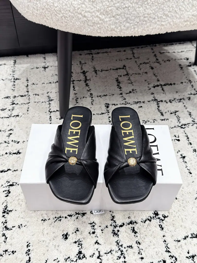 LOEWE 26/ New paragraph Super soft, doo-do ballet shoes. This one.Pebble Soft It's a elegant combination of ballet soles and moller's shoes., The motten air of the first autumn was made of super soft sheep., I got a shoe on the bottom. Anagram Letters are smooth. Soft Napa skins and shoes., It's backed by a very simple structure., Make a two-foot naked experience., It'll be easy for you to walk all day., A nice pair of flat shoes.. ✔️Shoe.: Little sheep's skin. ✔️Uchi.: Little sheep's skin. ✔️Otsumi!: Original Customized Bottom ✔️Size: 35-41（40 41Do it.）