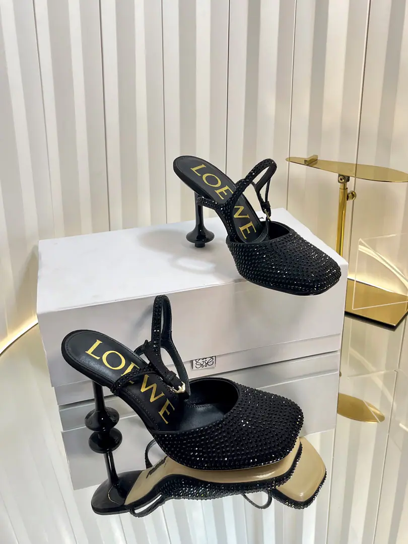 Requisition levelLOEWE｜Loi Yi Wai.2026The new one is always a pair of sandals. 2026ssLoi Yi Wai.LOEWE [Fireworks][Fireworks]SSSummer-limited slippers., It's a hottest color., Real leisure-style dance shoes., The beauty of Cain., Use a delicately imported cow skin., Touch the skin like a baby's skin., It's like you're not wearing it., It's so light. Super soft It's so cozy., The foot is really beautiful.！！！Very recommended., The most gorgeous thing in superfashion Paris.💡, The star of the game. Fabulous.: Original cow skin/Drilling. Uchi.: In the original sheep's skin. He's tall.: Floor/5cm/9cm Shoes under the sole.: The original is really a big one. Size: 34-43（34.40.41.42.43）Make a reservation.