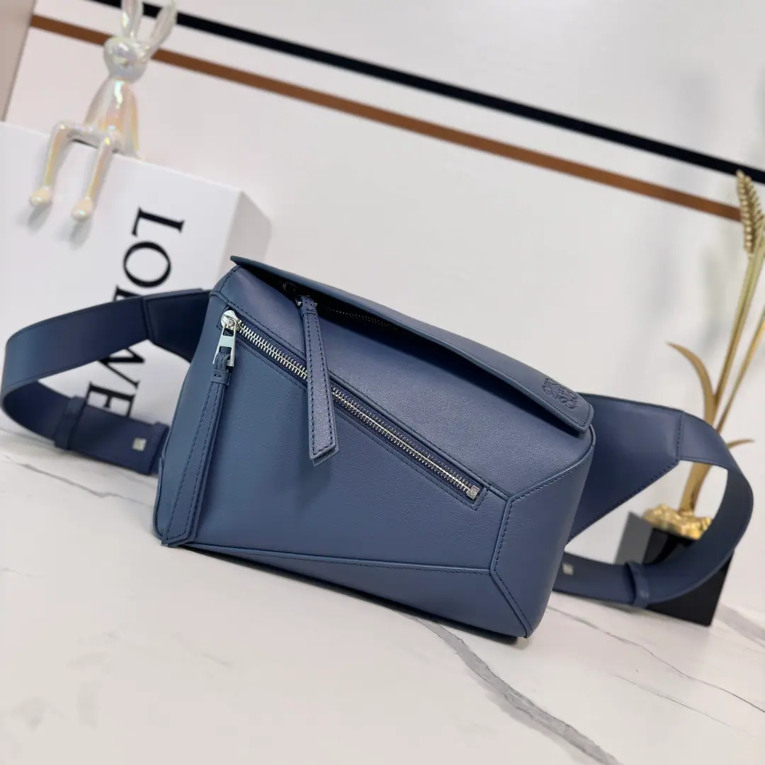 L⊚℮w℮🌟 🔥New version🆕New paragraph The little one is classic cattle leather. Puzzle - The waist bag.🌟 *The shape of the rectangular body and the precise cutting technique have been created. Puzzle The unique geometric line is made of classic cattle leather., It's a little bit of an overlap.. 🉑️Shoulder or slash*The modifiable shoulder belt is equipped with a metal cottang., It's carved.LOEWLogo*- We're going to pull the chain., Bull leather zipper.*External zipping pockets and internal plugs*An external zipper bag.*Man-tempered cotton canvas liner.*Anagram Ballast🌟 size:24*16*10.5 Model: 052344