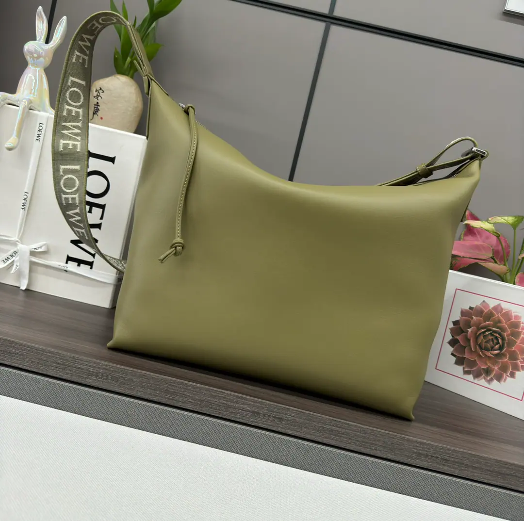 L⊚℮w℮🌟 🔥New paragraph🆕Soft smooth leather and bouquets.𝒄𝒖𝒃𝒊 Handbag. 𝒄𝒖𝒃𝒊The slash is a large and soft handbag.*It's easy to fit into the body.. Yes.𝑳𝒐𝒆𝒘𝒆Bring the tape.. ♪ Tilt your shoulder ♪*Regable shoulder belt*Zipper seal., Bull leather zipper.*Internal Pocket*You can have 13 inches of laptops., In a tattooed cotton canvas. Anagram Ballast🌟 size: 44*30*18cm Model: 062213