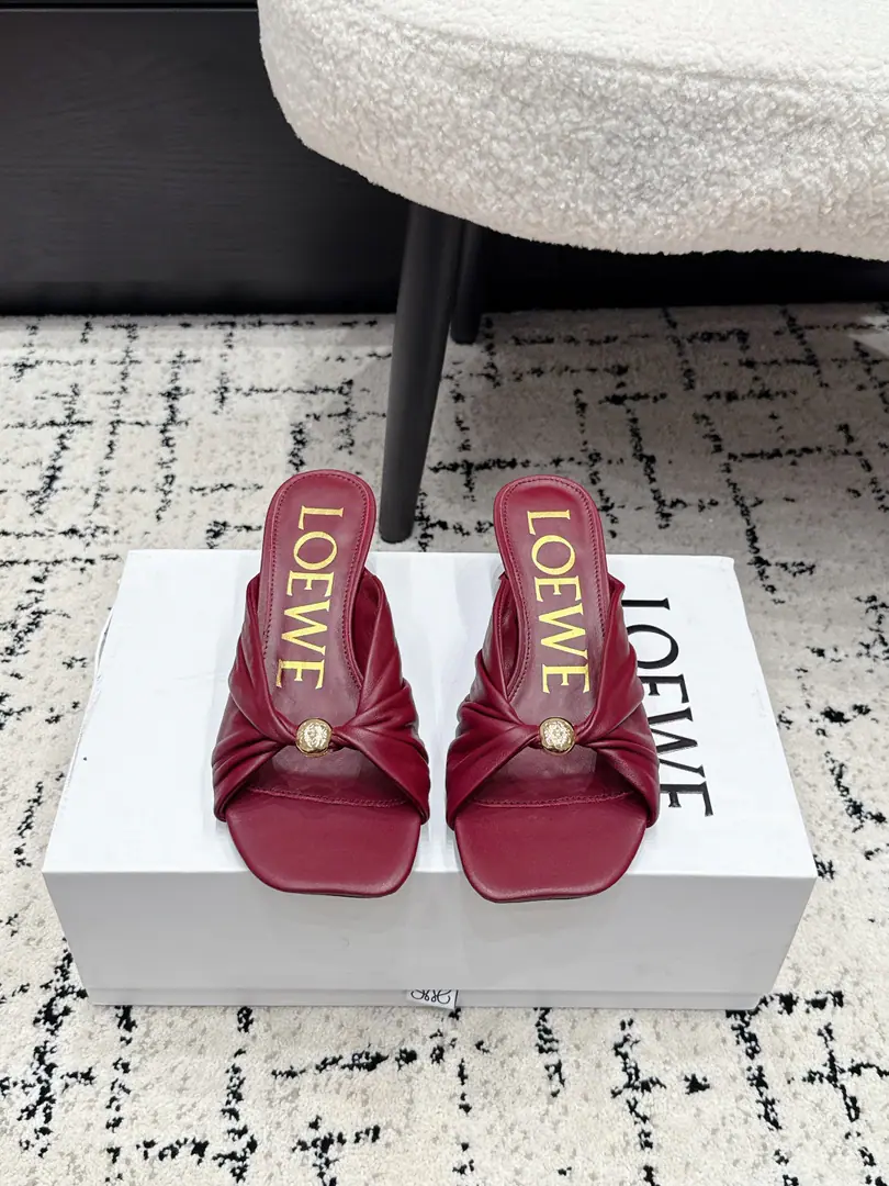 LOEWE Loi Yi Wai. 26/ Spring and summer. Personally wrinkled heels. Cats and sandals. The crazy grass is a little more clean and elegant., ♪ To keep you alive ♪ And the color is pretty., The upper foot is full of gas., He's so handsome and handsome. ✔️Fabulous.: Bullskins. ✔️Uchi.: Lamb skin. ✔️Otsumi!: Italy is a big-ass country. ✔️He's tall.: 4.5cm ✔️Size: 35-41（40.41I'll make sure I don't change it.）