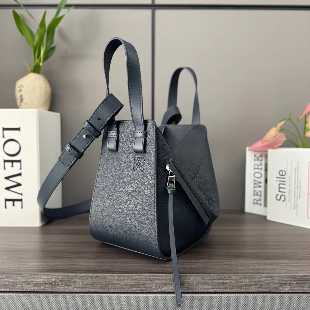 L⊚℮w℮🌟 🌟Soft-pumped cow leather. TightHammockHandbag.（New Dimension） New version🆕Hanger bag. It's a multipurpose bag with a soft side of the bread., It's free to change shape.*This new compact version is made of soft-pumped cow leather.*🆕♪ Shoulder ♪, Slash, Handbags or handheld on top.* Disableable Regable shoulder belt* The inside hook is sealed. *Two inside bags.*Customize with shoulder belts and personal tweaks *An external zipper pocket. *WithAnagramThe man-touched cotton sails.. size: 20*19*14 Model: 652235