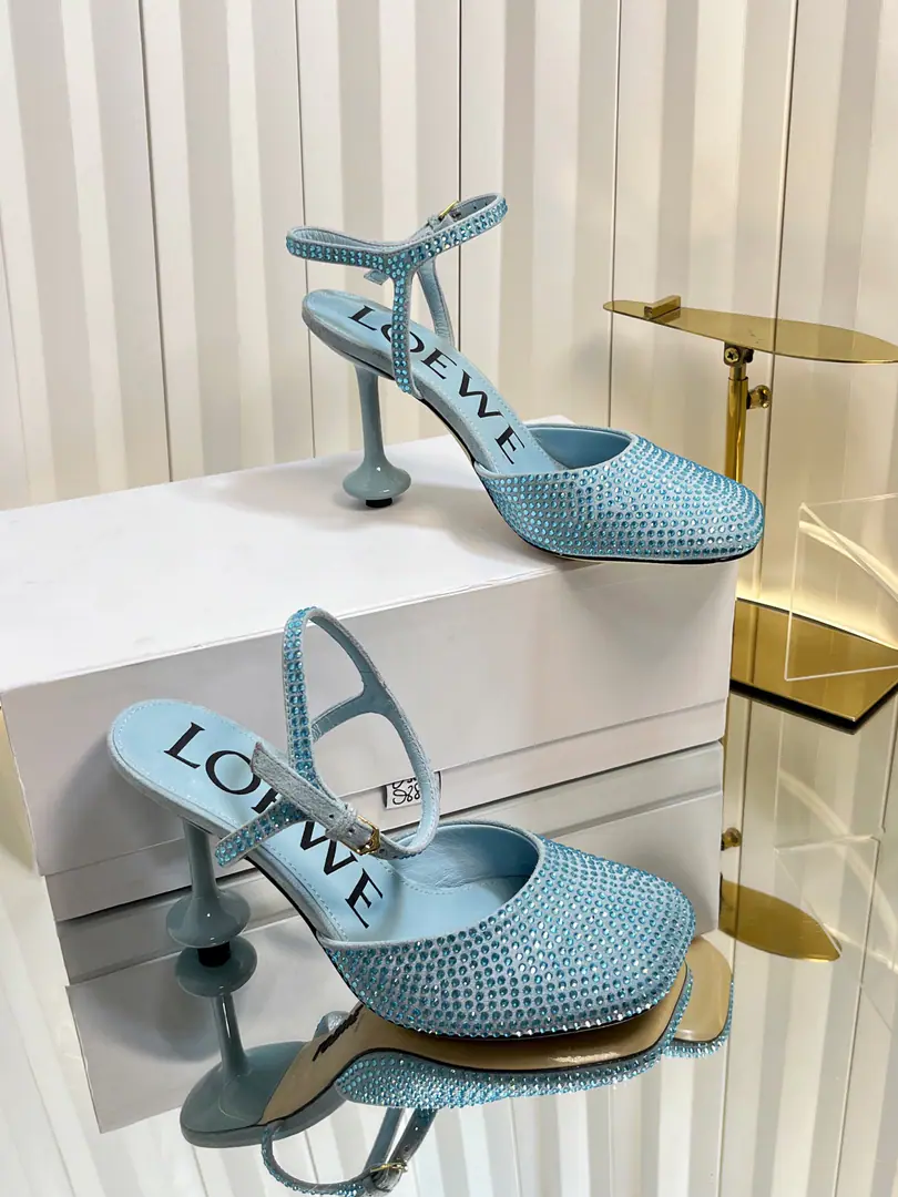 Requisition levelLOEWE｜Loi Yi Wai.2026The new one is always a pair of sandals. 2026ssLoi Yi Wai.LOEWE [Fireworks][Fireworks]SSSummer-limited slippers., It's a hottest color., Real leisure-style dance shoes., The beauty of Cain., Use a delicately imported cow skin., Touch the skin like a baby's skin., It's like you're not wearing it., It's so light. Super soft It's so cozy., The foot is really beautiful.！！！Very recommended., The most gorgeous thing in superfashion Paris.💡, The star of the game. Fabulous.: Original cow skin/Drilling. Uchi.: In the original sheep's skin. He's tall.: Floor/5cm/9cm Shoes under the sole.: The original is really a big one. Size: 34-43（34.40.41.42.43）Make a reservation.