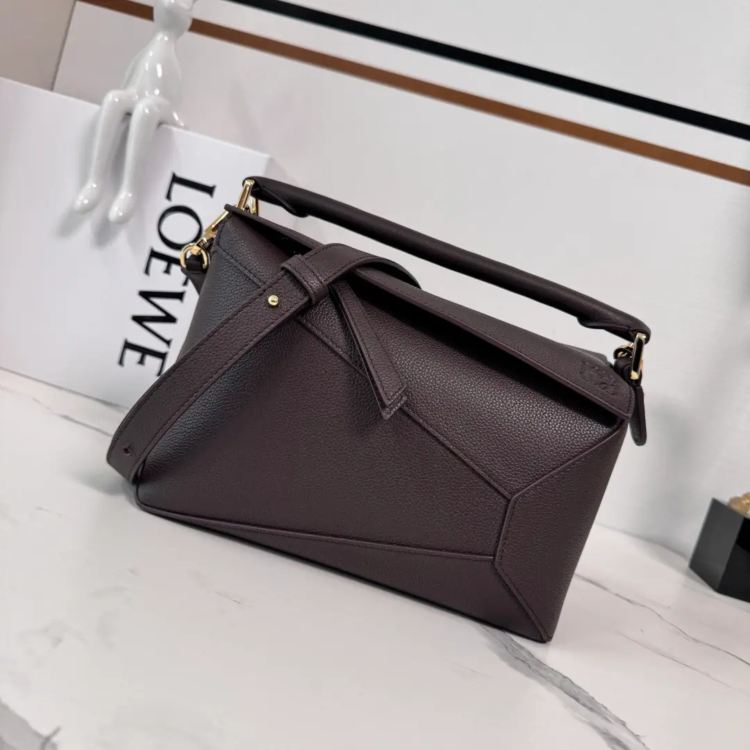 L⊚℮w℮🌟New version🆕 The little one is soft-sprayed, cow leather.Puzzle EdgeHandbag. 𝑳Home.🆕First-time show handbags launched*The shape of the rectangular body and the precise cutting technique have been created. Puzzle Unique Geometric Lines*The small-sign version is made of soft-pumped cow leather., It's a little bit of an overlap.. SmallPuzzleIt can hold a big wallet, for example., All-sized cell phones and sunglasses., Shoulder or slash*Handheld or topheld*Shoulder band adjustable, Disableable*An internal plug and an external back-link pocket.*- Pull the zipper and pull the leather.*Man-tempered cotton canvas liner.Anagram Ballast🌟 size:24*10.5*16CM Model: 062324