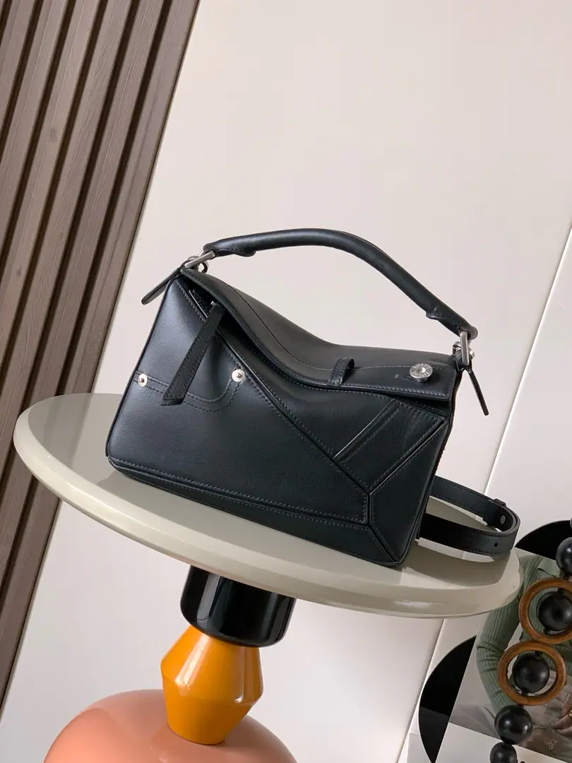 🔥 The little one's a bright-looking cow leather. Panta Puzzle Handbag.💥Puzzle It's a long-form shape with a single geometric line.🎁The small version is made of bright-faced cow leather., It's got a single Ningbu pants style detail.. 💋Geometric bag24CMPuzzleThe old handbag factory imports the skin of a calf.🐮🐮 The Lo family's bomb geometry bag.👜Puzzle The bag is for Creative Director Jonathan.·Anderson.（ Jonathan Anderson ）Yes. L0⚡️EWE First handbags launched😻The shape of the rectangular body and the precise cutting technique have been created. Puzzle Unique Geometric Lines👛This small-sized version is made of soft-pumped cow leather.＊Small Puzzle It can hold a big wallet, for example., All-sized cell phones and sunglasses.🕶Slash, ♪ Shoulder ♪, Handheld or topheld＊Disableable🎁 Dimensions: 24CM～16CM～10CM Paragraph: 9109 Colours: Black