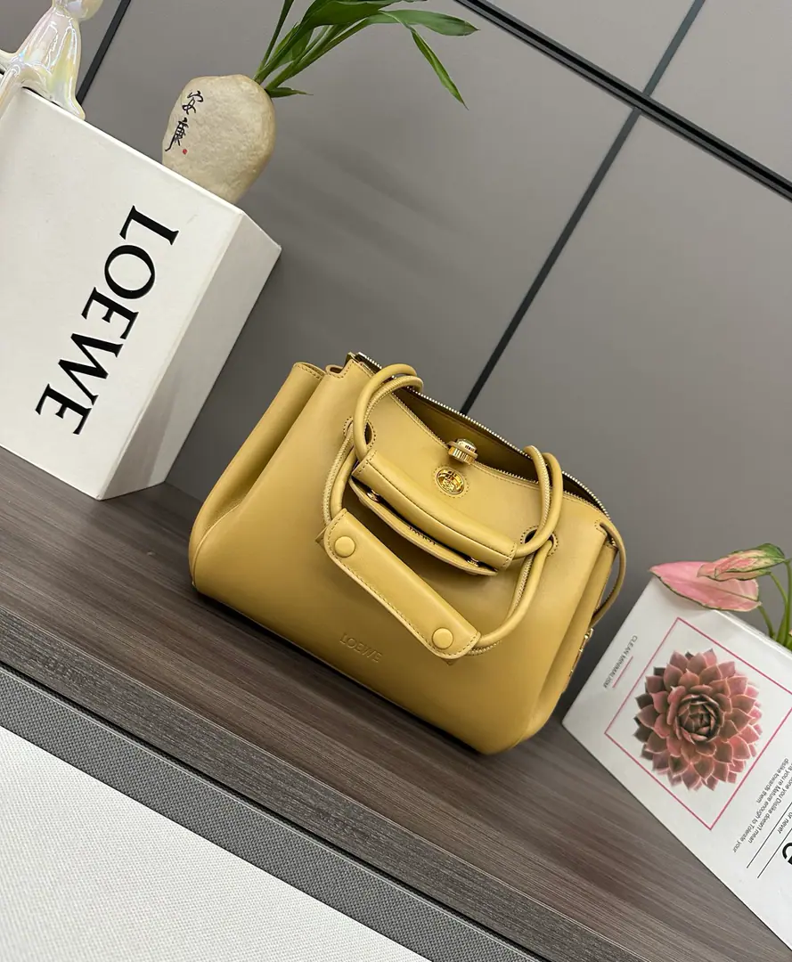 The Lok family.🌟New paragraph🆕The little soft cow leather. Madrid Handbag. Madrid Soft structural silicon shape., Use angular support design, Matchable to adjust the handler and Pebble Magnetic buttons. This small version is made of soft cow leather.. ♪ And I can't bear ♪, Slash or handheld*Regable shoulder belt, We'll have a leather stretch.Anagram Pebble Magnetic button opening, - We're going to pull the chain. A zipper bag., An internal position. Anagram Pebble Metal toe nails Napa sheep leather liner. size:23.5*10*19cm Model: 012452