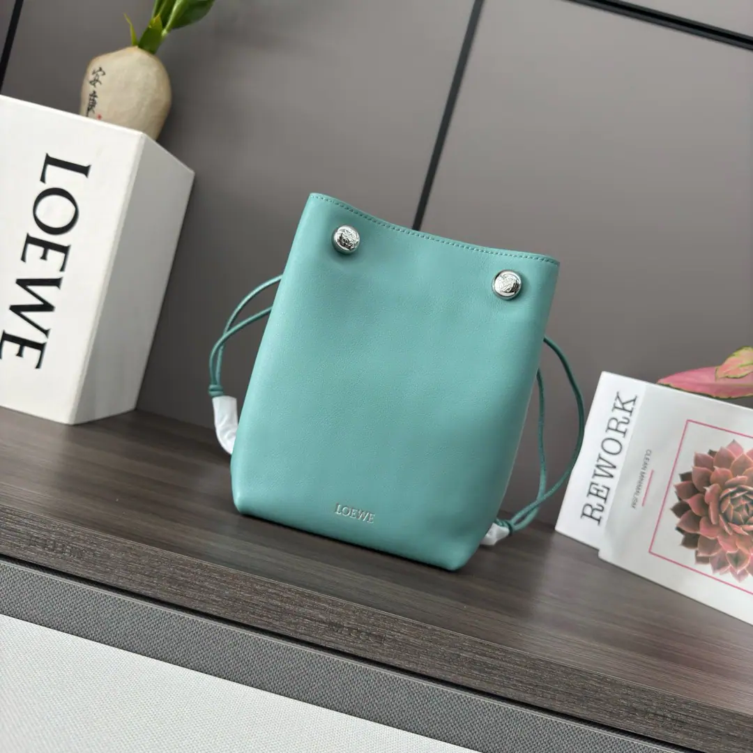 LO℮w℮🌟Smooth cattle leather.PebbleBags. Use folding structures, Tiles and dual marking *Anagram Pebble.Regable shoulder belt, 63centimetres- Centimetres.A leather liner with a inside bag.LO℮w℮Hot gold., Take a seat.AnagramMark. Model: 012444 Size: 17*7*21.5CM