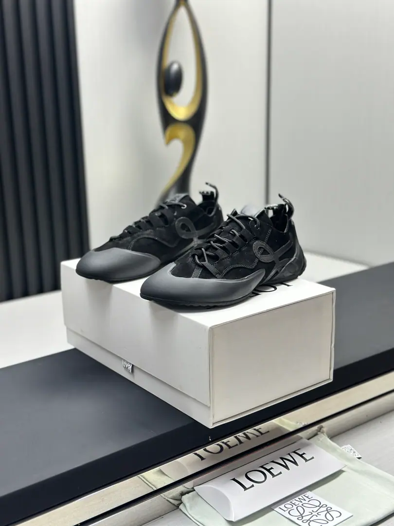The factory is selling it. （Aircraft boxes are packed）Loi Yi Wai. Loew* NewFlow Runner2.0A series of new sports shoes. New colored relic series of sneakers The baby that was planted by his family..Don't miss the style this time..A new color mix that's light and comfortable..It's perfect for spring and summer. The most special part is its very bottom., The whole thing goes through the shoe., Shoes under the sole., Shoestails. The side is clear.Logo A very low-key sneakers. Shoe.: Cowskin./♪ nylonbubs/- Oh, Pete. Uchi.: Import soft sheep skin Otsumi!: EVADouble-coloured rubber base Codes: 35-45（Couple money. )