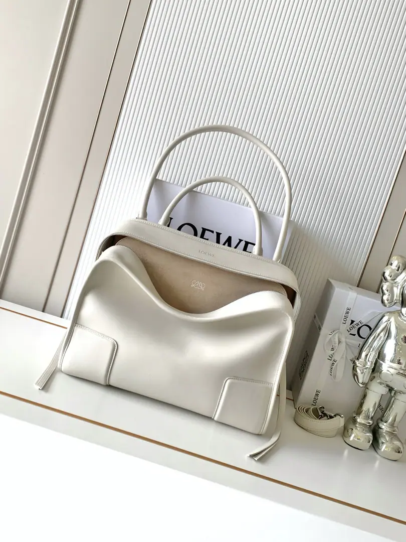 🔥The new big, soft cow leather. Amazona Handbag. 💥The star is the same.Amazona Reexploration of the legendary handbag.💋Shows a leisure profile, A single top handler.🍻Open design for handbags🍓Main partition to hide buttons💕It's a pair of shoulder and slashed belts.🍉Make a practical style.. 🎁This big version is made of soft cow leather.💥*Three ways to carry it.: Shorthand., Dismantled shoulder and slanted back belt*The zipper is tied to two leather zippers.*Two layers., 🩷Main partitions open with magnets.*Internal flat pockets*LeftDRings Customise*The fabric line.*- Hot gold or hot silver., Double L The stamped branding.👄 Dimensions: 34.5CM～27CM～14CM Paragraph: 9173 Colours: White