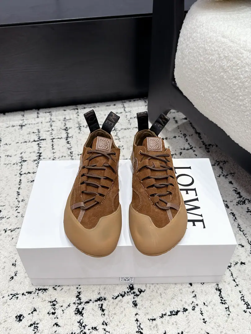 Men+10 Loewe Flow Runner Loi Yi Wai.26/Rock-climb-drain shoes. This season's a great season. The whole net is on fire., Nice foot., The loose shoe line weakens the complex design., But you hide your high-level thoughts in detail., It's not just routine, it's a light-door trip., It's easy to fit in with the scenes., A fashion style that's so low-profile and luxuries.. This year's fashion is a rare year.！It's all seasons.！Newly upgraded soles, Give this shoe a resounding, elegant interpretation., And I'm now a part of the modern sense of the world.LOEWELoi-Wei-Wi's unique style.. ✔️Fabulous.: Cows are counter-feat. ✔️Uchi.: Lamb skin. ✔️Otsumi!: Original Open-Mode Customized ✔️Size: 35-45（Women40 Men45Do it.）