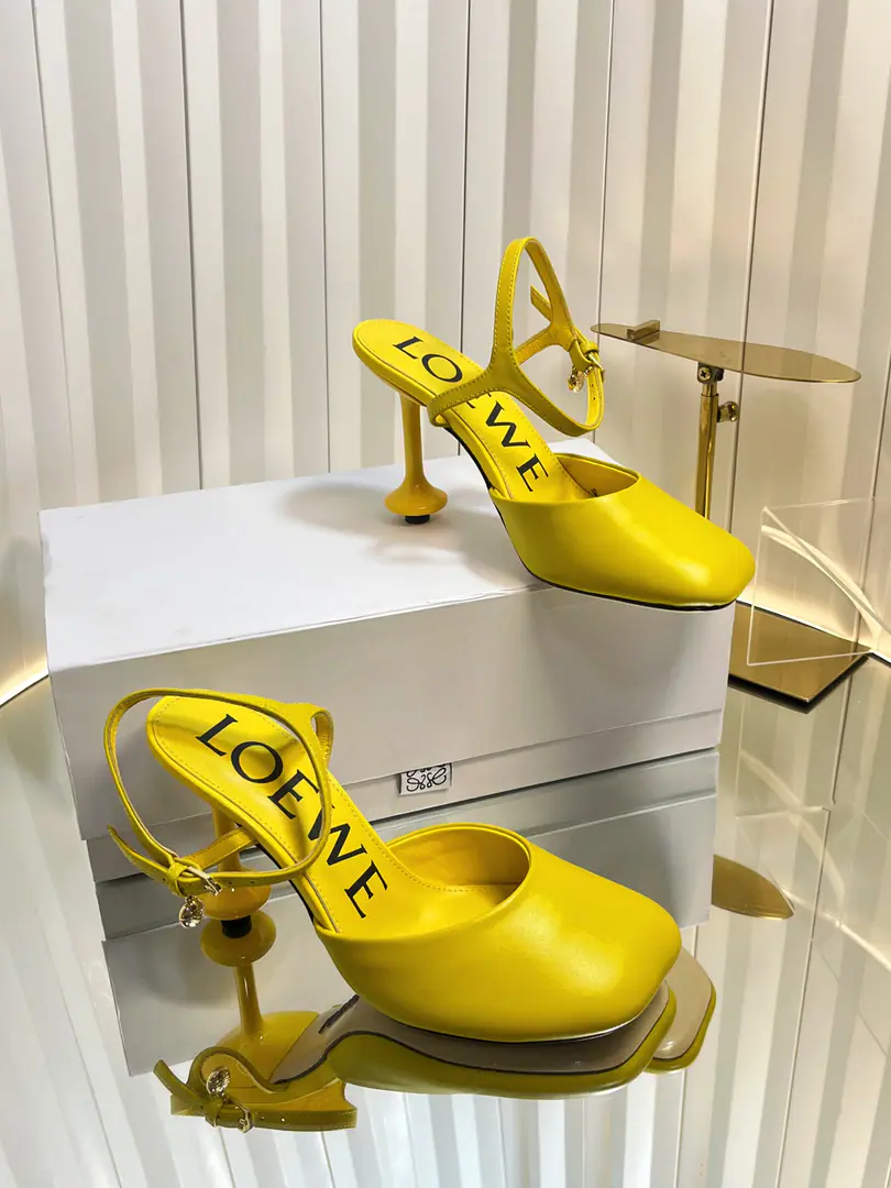 Requisition levelLOEWE｜Loi Yi Wai.2026The new one is always a pair of sandals. 2026ssLoi Yi Wai.LOEWE [Fireworks][Fireworks]SSSummer-limited slippers., It's a hottest color., Real leisure-style dance shoes., The beauty of Cain., Use a delicately imported cow skin., Touch the skin like a baby's skin., It's like you're not wearing it., It's so light. Super soft It's so cozy., The foot is really beautiful.！！！Very recommended., The most gorgeous thing in superfashion Paris.💡, The star of the game. Fabulous.: Original cow skin/Drilling. Uchi.: In the original sheep's skin. He's tall.: Floor/5cm/9cm Shoes under the sole.: The original is really a big one. Size: 34-43（34.40.41.42.43）Make a reservation.