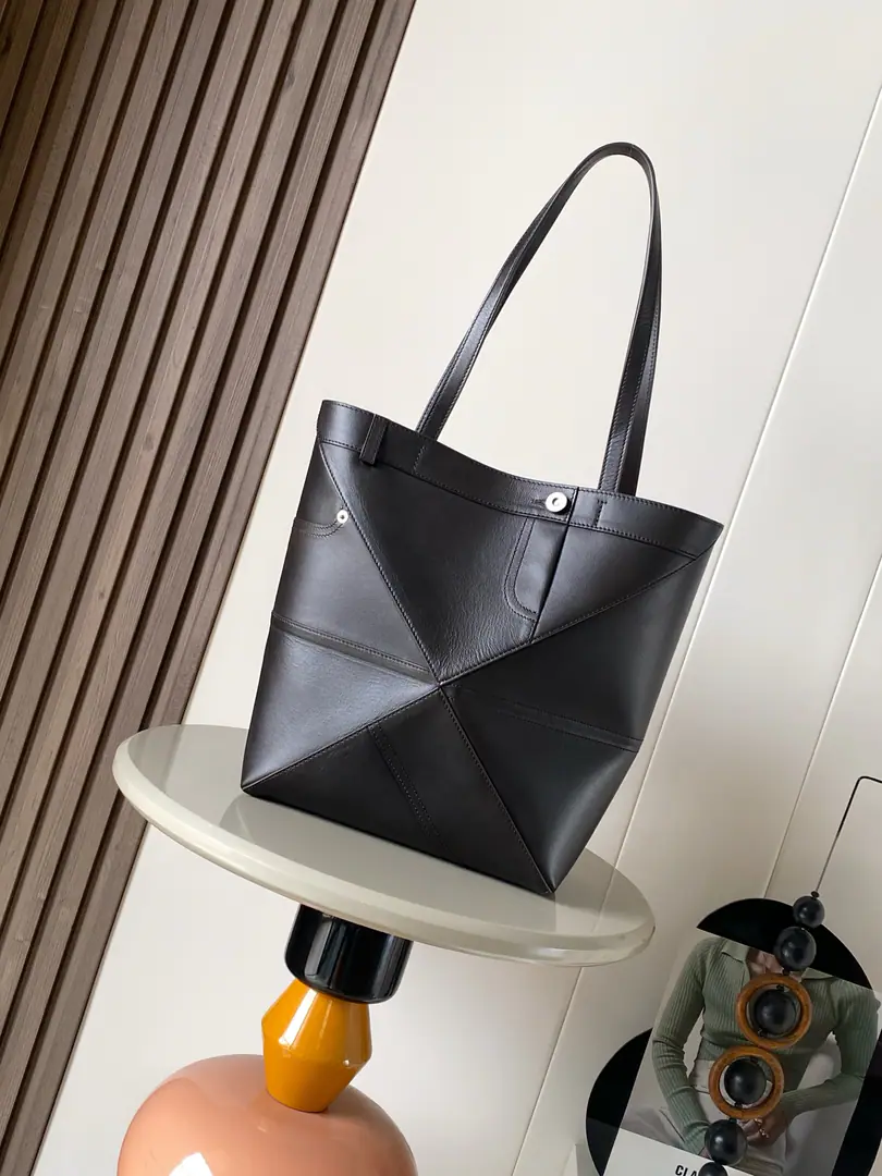 🔥New paragraph💥 Medium-middle-faced cow leather. Puzzle Fold Panta Handbag.💝Puzzle Fold Use light geometric design🌻It's a flat-foiled fold., A good traveling companion.🌺The medium version is made of a regurgitated face-faced cow leather., It's got a single Ningbu pants style detail.💋*Shoulder or handheld.*In the furded liner. “L0👄EWE Hot silver. Dimensions: 31.5CM～25.5CM～14.5CM Paragraph: 9157 Colours: It's like old brown.