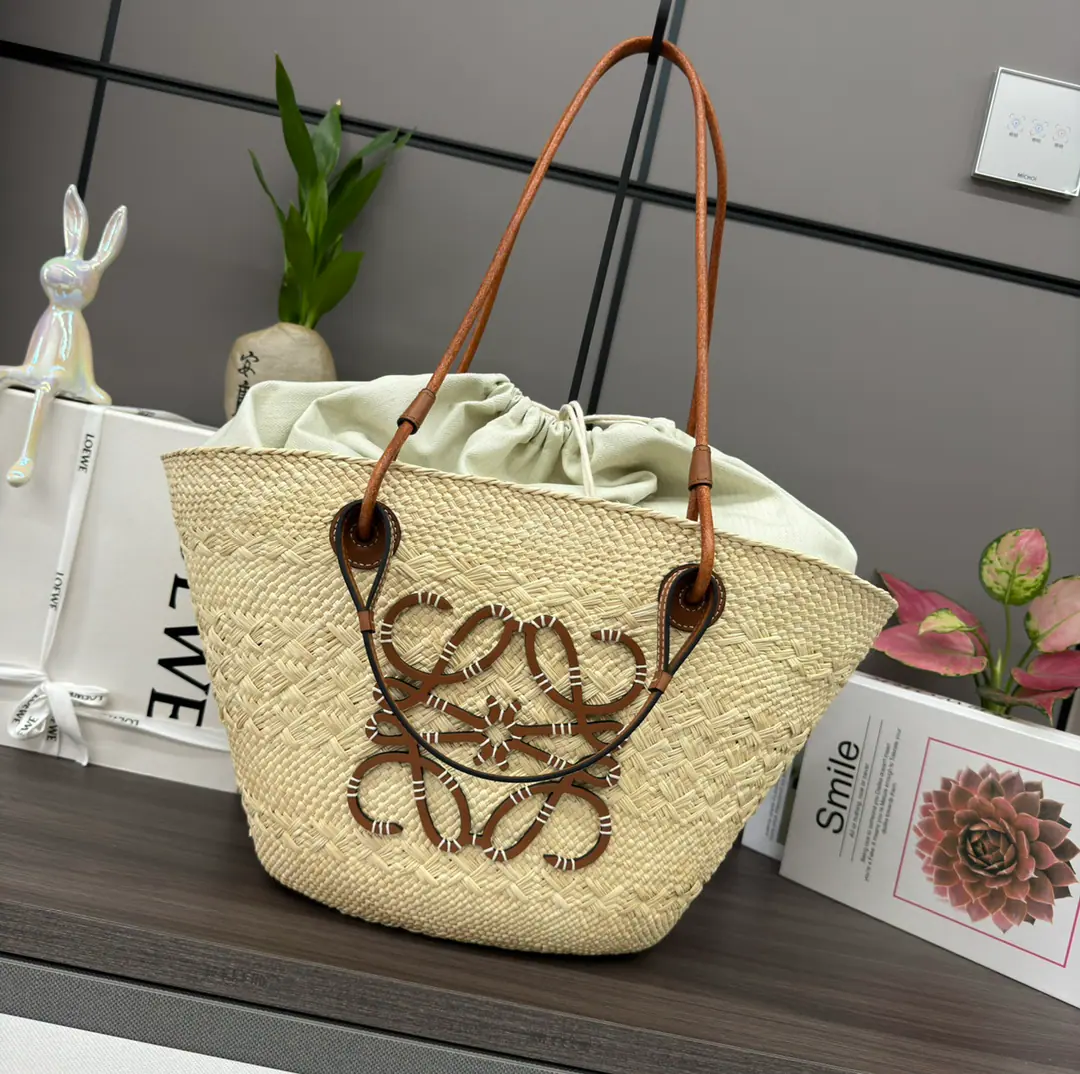 LO℮w℮🆕（High Version）🧺Iraka Palm Fibre and cattle leather Anagram Basket Handbag.*A traditional basket bag.*With a classic hand-woven body., A tube-shaped leather belt and a top handler.*And a piece of cattle leather. Anagram The version of the pressurized patch was made from Iraka Palm., These palm trees are grown in Colombia., Get it and dry it up., Then guided by fair trade principles. Corporación Oficio y Arte Organization of women craftsmen knitting. Hand-held shoulder or top*The leather belt is open.*Customize with personal hangers and tapes*No liner.*As a result of manual production, It may be a little different size., Makes every purchase unique.🧺 Model: 062138（Big number.） Size: 46*27*30