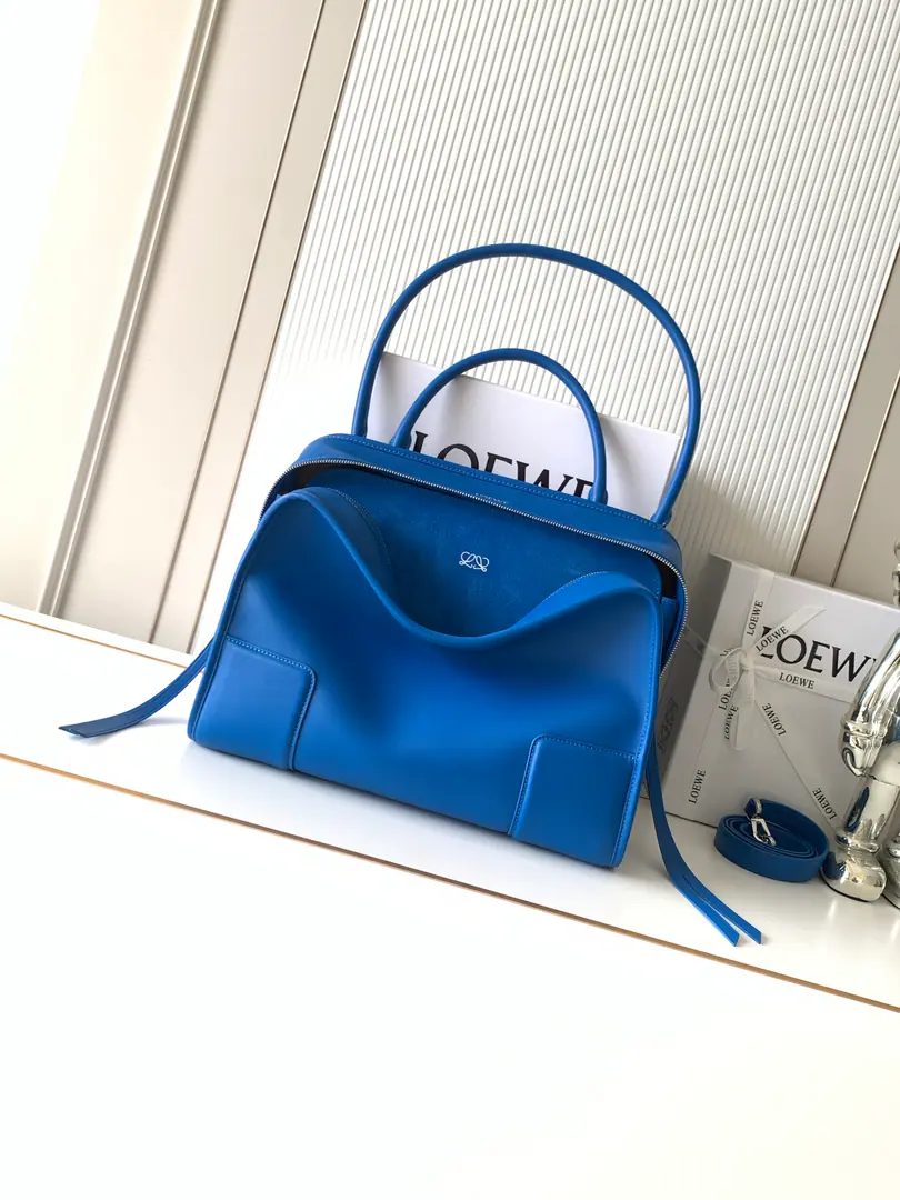 🔥The new big, soft cow leather. Amazona Handbag. 💥The star is the same.Amazona Reexploration of the legendary handbag.💋Shows a leisure profile, A single top handler.🍻Open design for handbags🍓Main partition to hide buttons💕It's a pair of shoulder and slashed belts.🍉Make a practical style.. 🎁This big version is made of soft cow leather.💥*Three ways to carry it.: Shorthand., Dismantled shoulder and slanted back belt*The zipper is tied to two leather zippers.*Two layers., 🩷Main partitions open with magnets.*Internal flat pockets*LeftDRings Customise*The fabric line.*- Hot gold or hot silver., Double L The stamped branding.👄 Dimensions: 34.5CM～27CM～14CM Paragraph: 9173 Colours: Royal blue.
