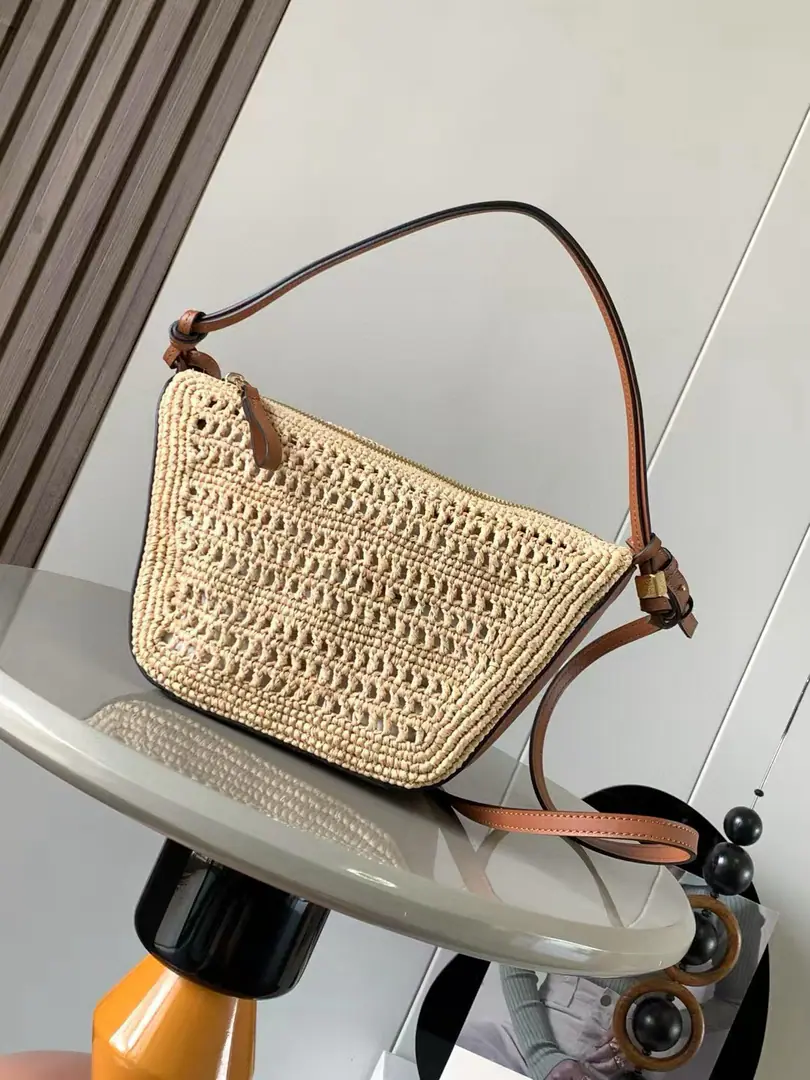 🔥Raphia weeds knitting bags.,Explosive.HammockHoboHandbag.🔥New hammock bag./Put the armpit in your bag., One third.:Handheld, ♪ Shoulder ♪, Tilt！💥Free.DIYPlay with a lot of people., It's a big one.🌟Hammock HoboThe bags deconstruct the design of the classic bags that can easily change shape.🌙Keep a representative hammock., It's a fashionable and humanistic thing. Hobo Handbag.🌹The tops are just too good.！Two shoulder belts can be slashed under armpits.🌺It's super soft with a full body., The details are the dice.💋The classic short and long., A little circle of features., - The whole smug feeling.👑This version is made from classic cattle leather., A leather belt for cattle-graining can be personalized.👜＊♪ And I can't bear ♪, Backs or handhelds＊- We're going to pull the chain.＊Bull leather zipper.＊Man-tempered cotton canvas liner.＊💄 Dimensions: 28～17～9.5CM Paragraph: 8023 Colours: Brown.