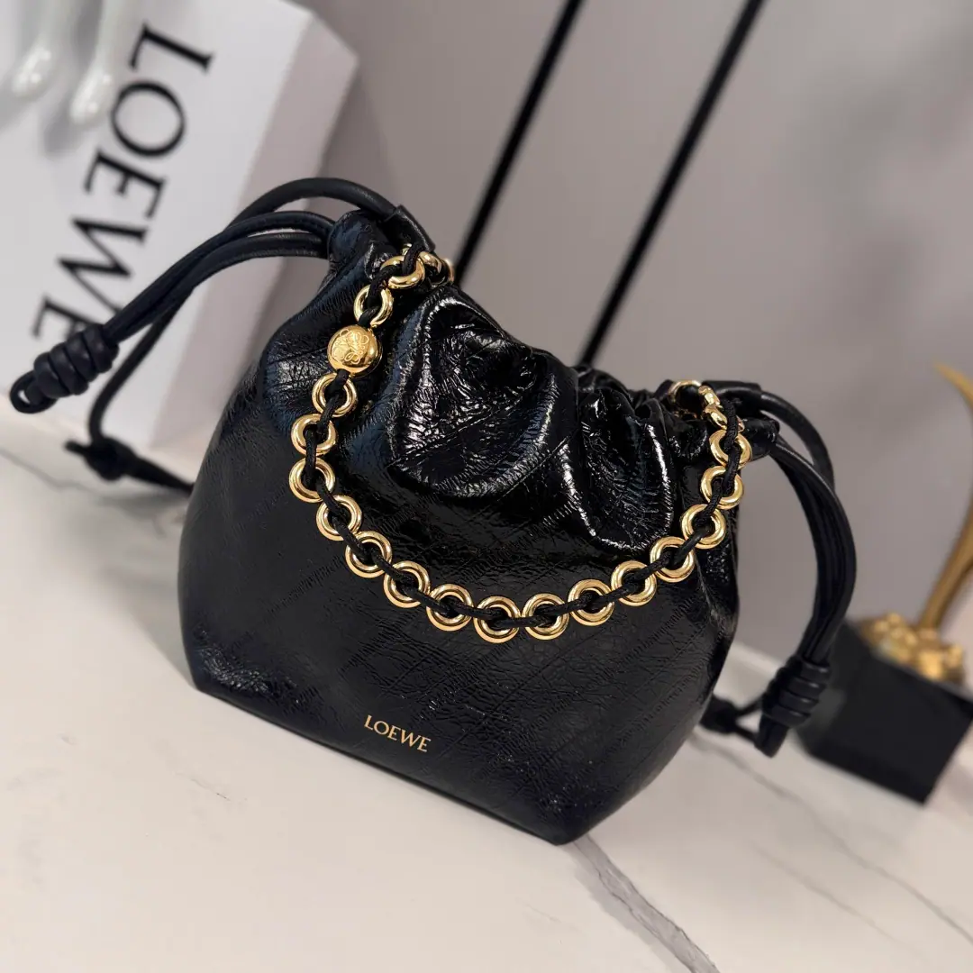 LO℮w℮🌟Mini-Man.Flamenco Purse Fuku-ki! Use wrinkle design, Key details of the side combination with the marker ropes.. It's a lot of fashion., It's a handbag., And with a doughnut chain., Or a leather strap.. This version is made of soft crocodile-creeded cow leather.. ♪ And I can't bear ♪, Slash or handheld*Dismantled to adjust leather shoulder belts*Can take out doughnut chains*Anagram Crawl.*Low-key buttons open.*Fly-faced liners with gold or silver.*(A metal chain with a long leather shoulder belt.） Model: 412342 Size: 23*17*5.5CM