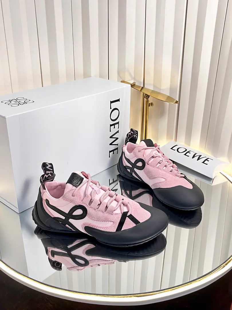 Women top-notch out.(With a plane.✈️Box) LOEWELoi Yi Wai.F 2026ssThe early spring new money.Ballet Runner 2.0Ballet sneakers, Agan's sneakers, they're a bit of a stylist. Asymmetric shoeheads, AsLOEWEOriginalBALLET RUNNER2.0The logo design for Loi Wei., Super soft, Light and flexible soles. ·New wave stripping rubber outside., Go to Shoehead ·A soft leather liner and shoe bed., Provide maximum comfort. ·Backwards.3DPlastic rubberLOEWELogo base, A pair of upgraded soles., Give this shoe a resounding, elegant interpretation., And I'm now a part of the modern sense of the world.LOEWELoi-Wei-Wi's unique style. ✔Fabulous.: Importing high-silence reflux. ✔Uchi.: In soft cow skin. ✔Otsumi!: Original version to open ✔Codes: Women35-42（40.41.42Make a no-refund order.） Men39-45 (45Make a no-refund order.)