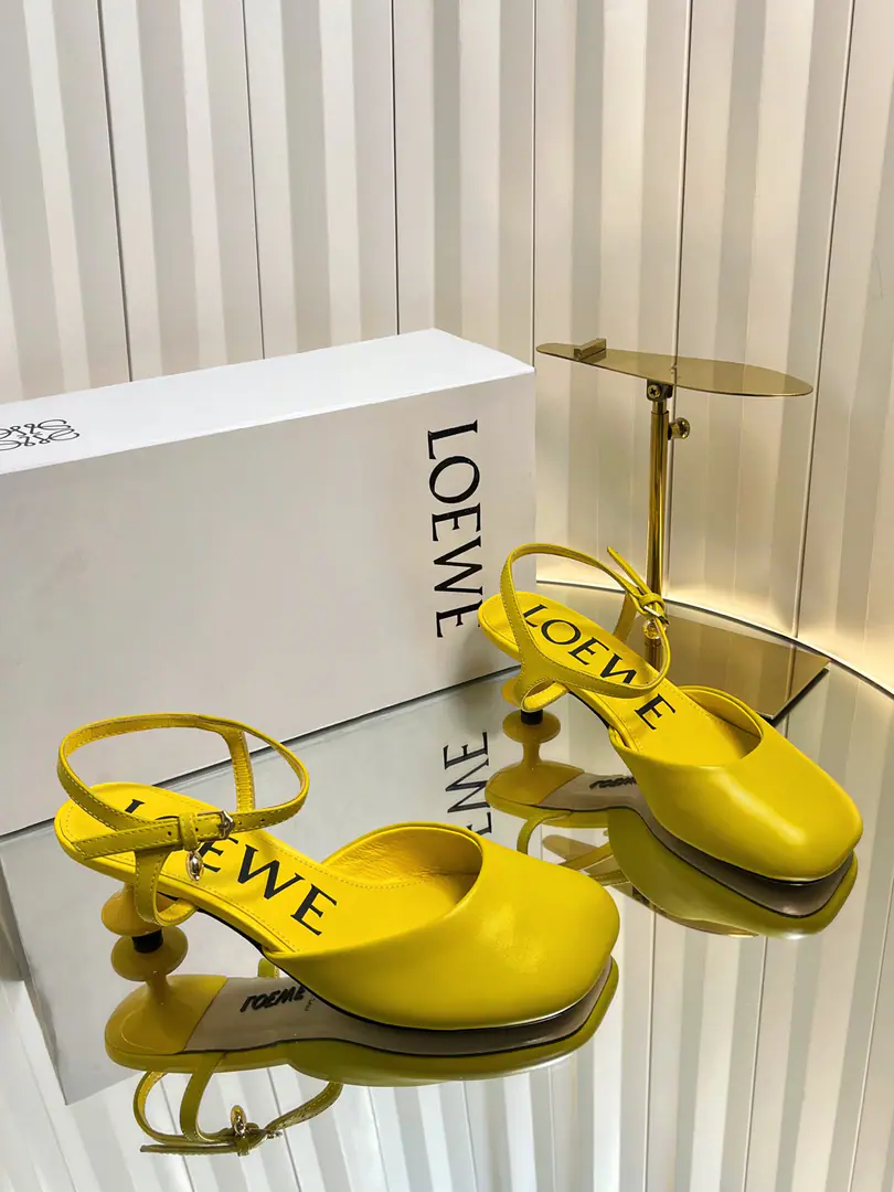 Requisition levelLOEWE｜Loi Yi Wai.2026The new one is always a pair of sandals. 2026ssLoi Yi Wai.LOEWE [Fireworks][Fireworks]SSSummer-limited slippers., It's a hottest color., Real leisure-style dance shoes., The beauty of Cain., Use a delicately imported cow skin., Touch the skin like a baby's skin., It's like you're not wearing it., It's so light. Super soft It's so cozy., The foot is really beautiful.！！！Very recommended., The most gorgeous thing in superfashion Paris.💡, The star of the game. Fabulous.: Original cow skin/Drilling. Uchi.: In the original sheep's skin. He's tall.: Floor/5cm/9cm Shoes under the sole.: The original is really a big one. Size: 34-43（34.40.41.42.43）Make a reservation.